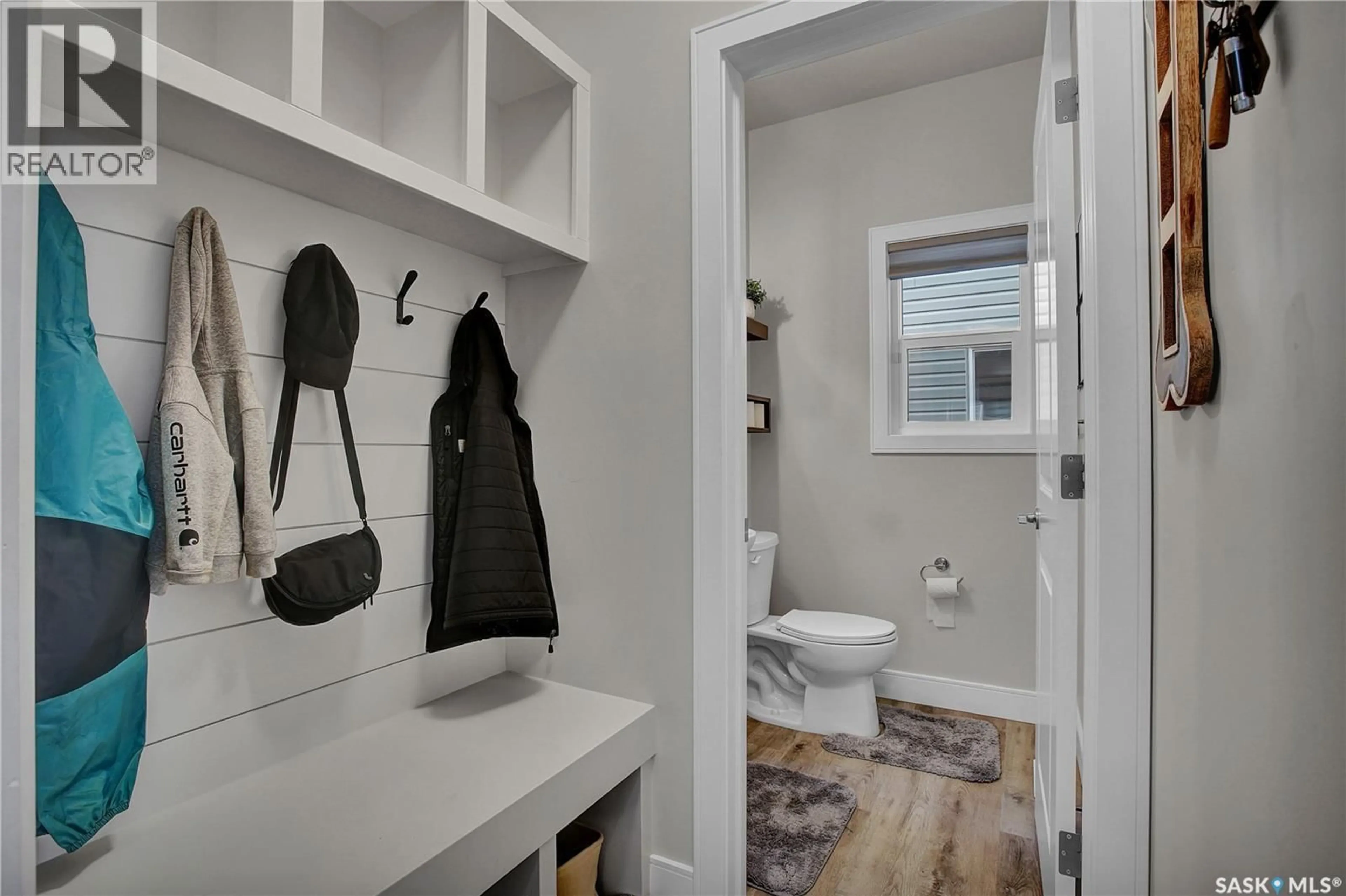 Contemporary bathroom, ceramic/tile floor for 263 SKOPIK CRESCENT, Saskatoon Saskatchewan S7V0V6