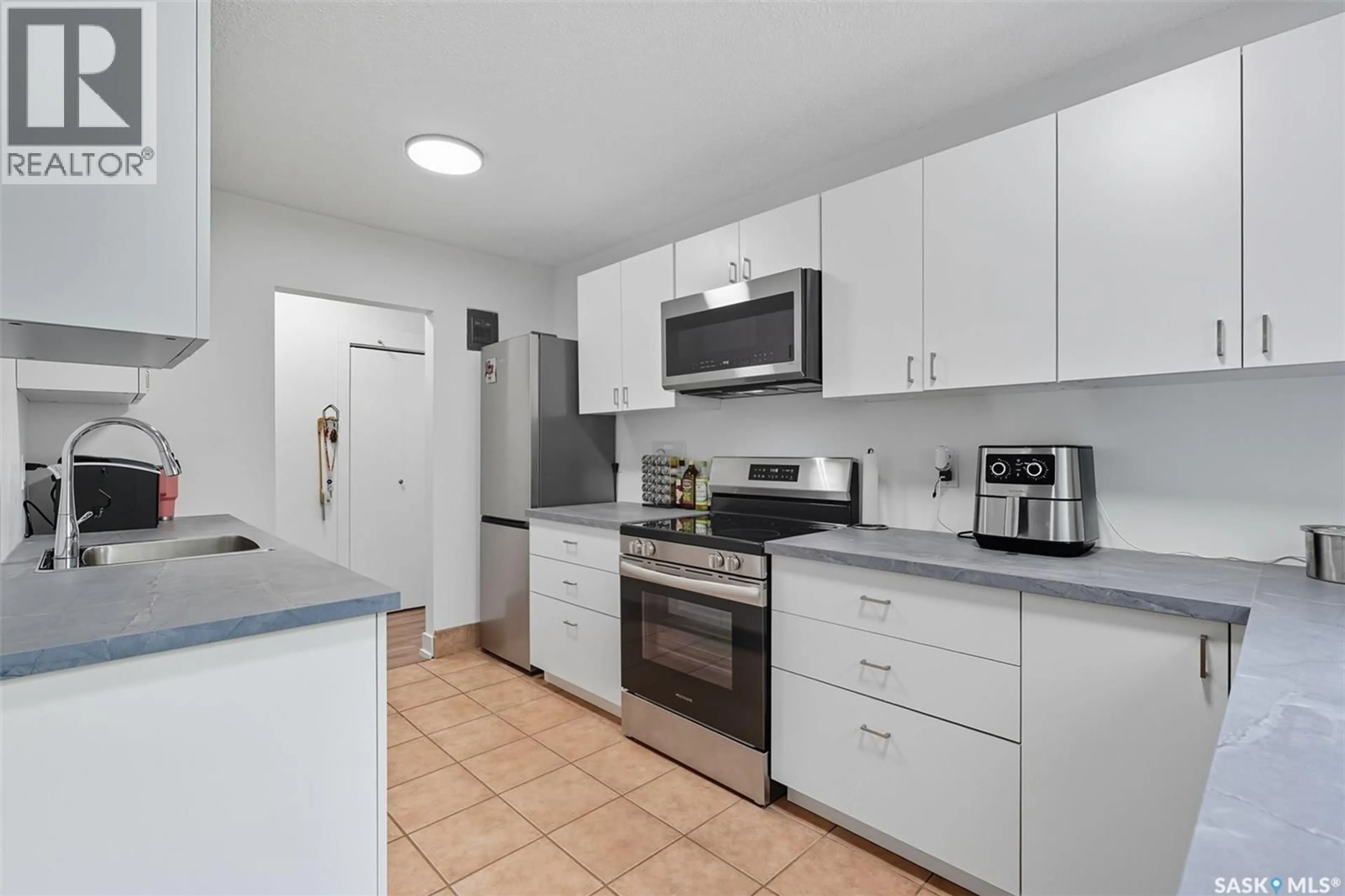 Standard kitchen, ceramic/tile floor for 11 605 WILSON CRESCENT, Saskatoon Saskatchewan S7J2M2