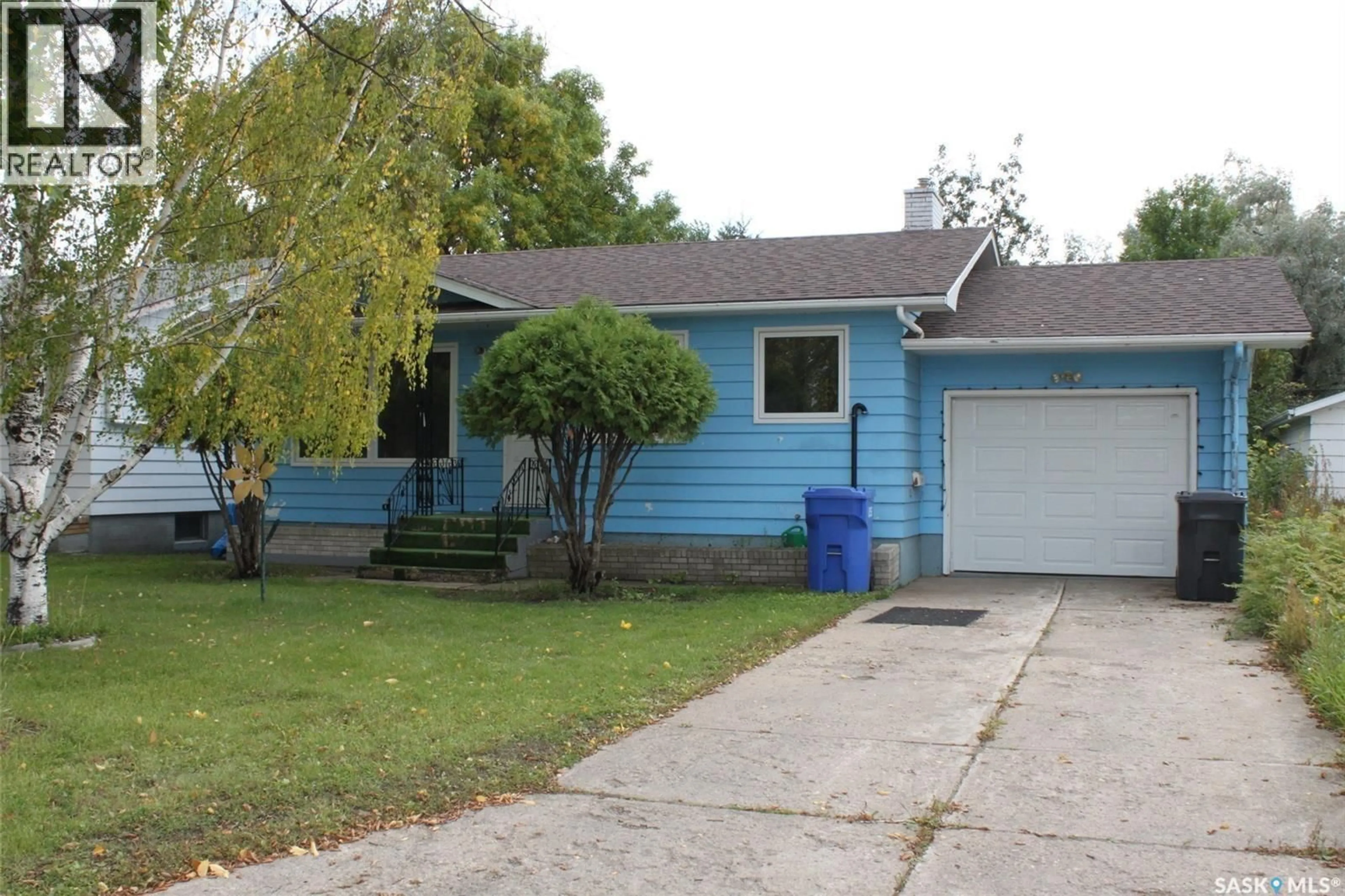 Home with vinyl exterior material, street for 310 1ST AVE, Canora Saskatchewan S0A0L0