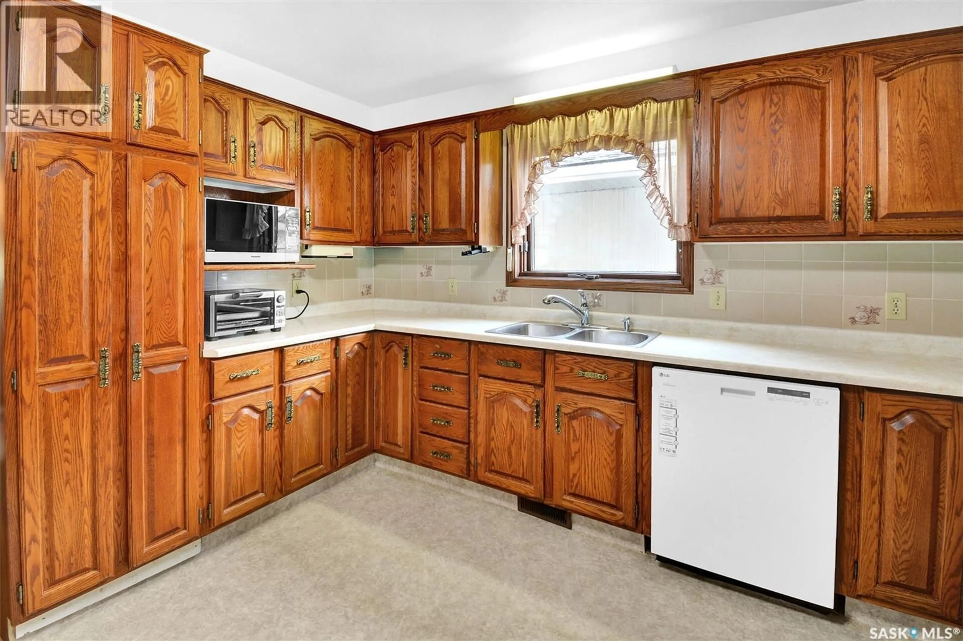 Standard kitchen, unknown for 2807 20TH STREET, Saskatoon Saskatchewan S7M1B9