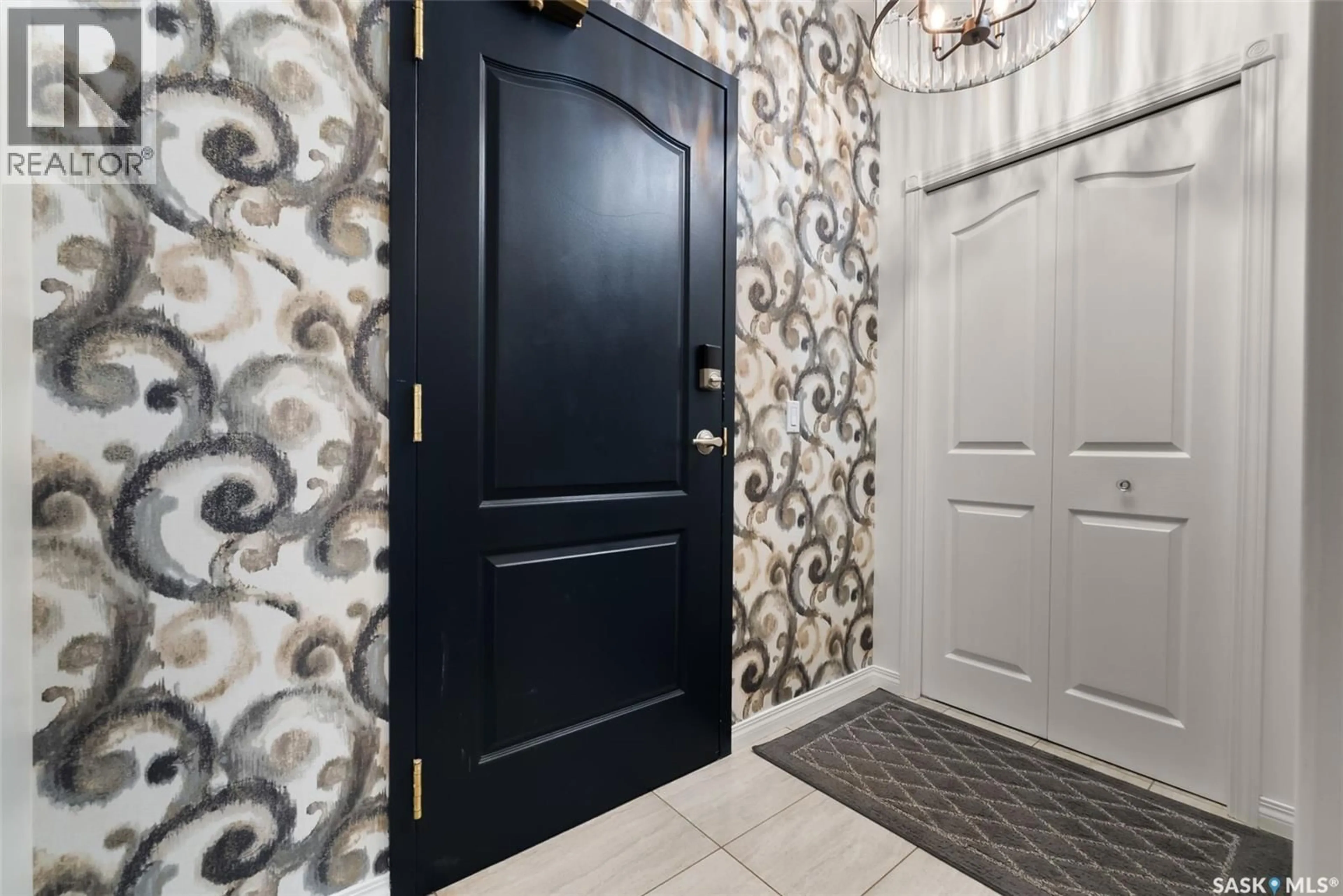 Indoor entryway for 703 1901 VICTORIA AVENUE, Regina Saskatchewan S4P3R4