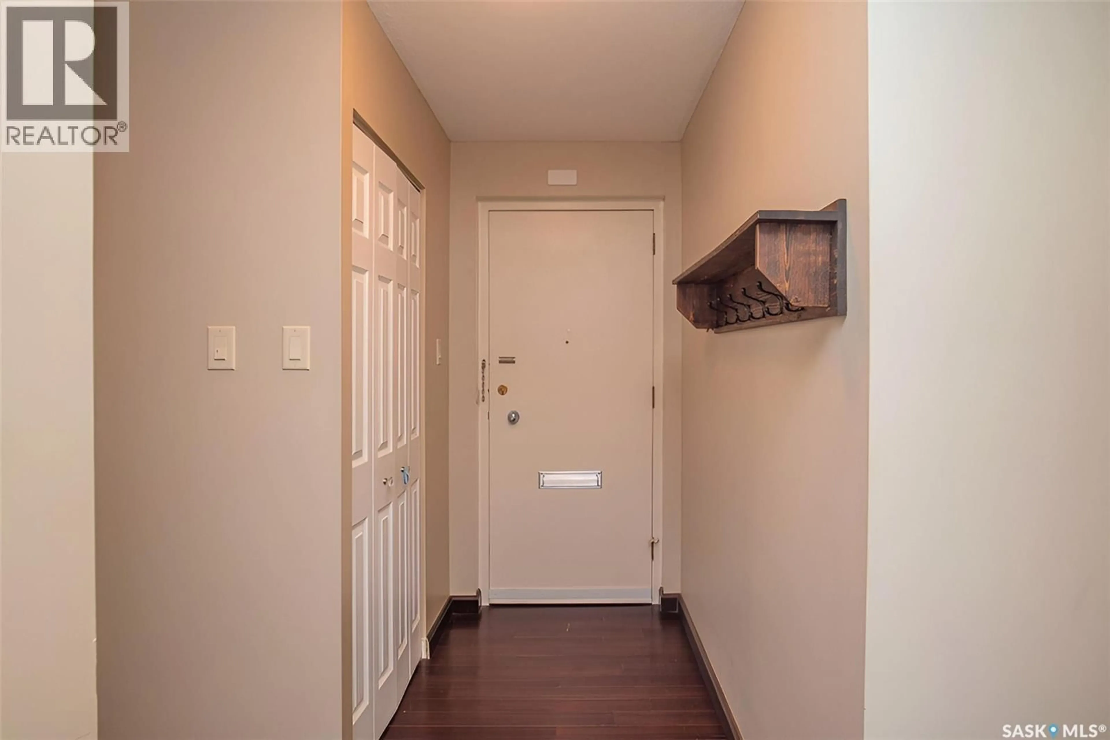 Indoor entryway for 203 - 4615 RAE STREET, Regina Saskatchewan S4S3B2