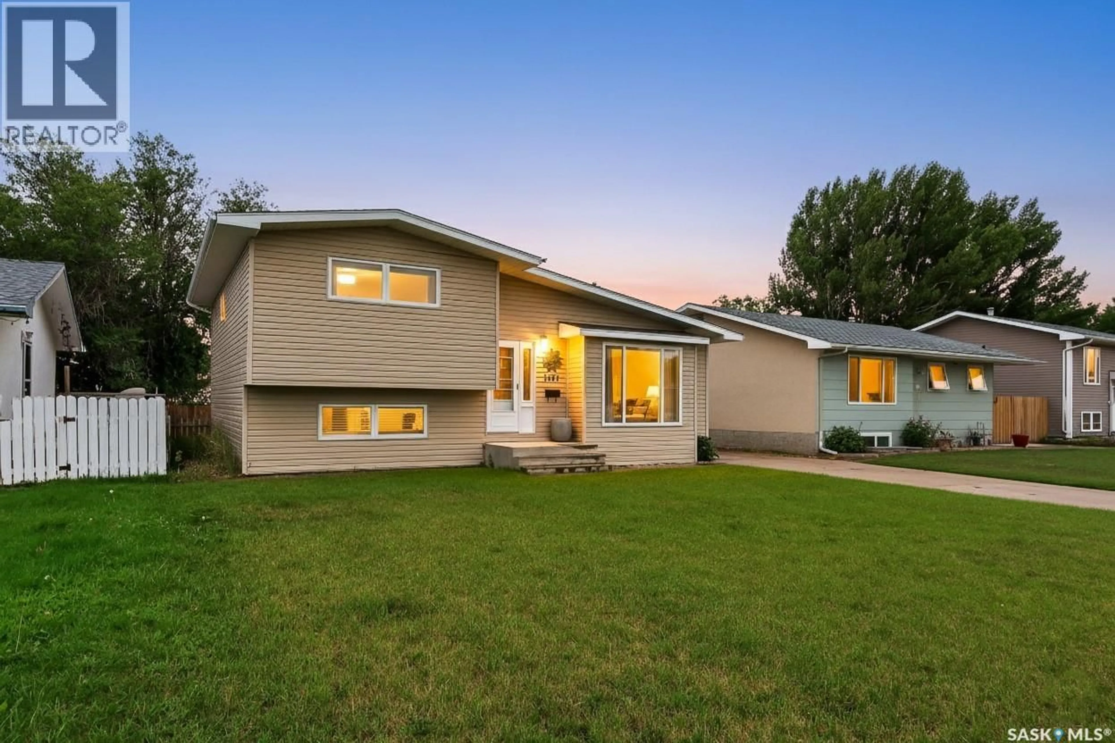 Home with vinyl exterior material, street for 1507 DUFFIELD STREET, Moose Jaw Saskatchewan S6H6P5