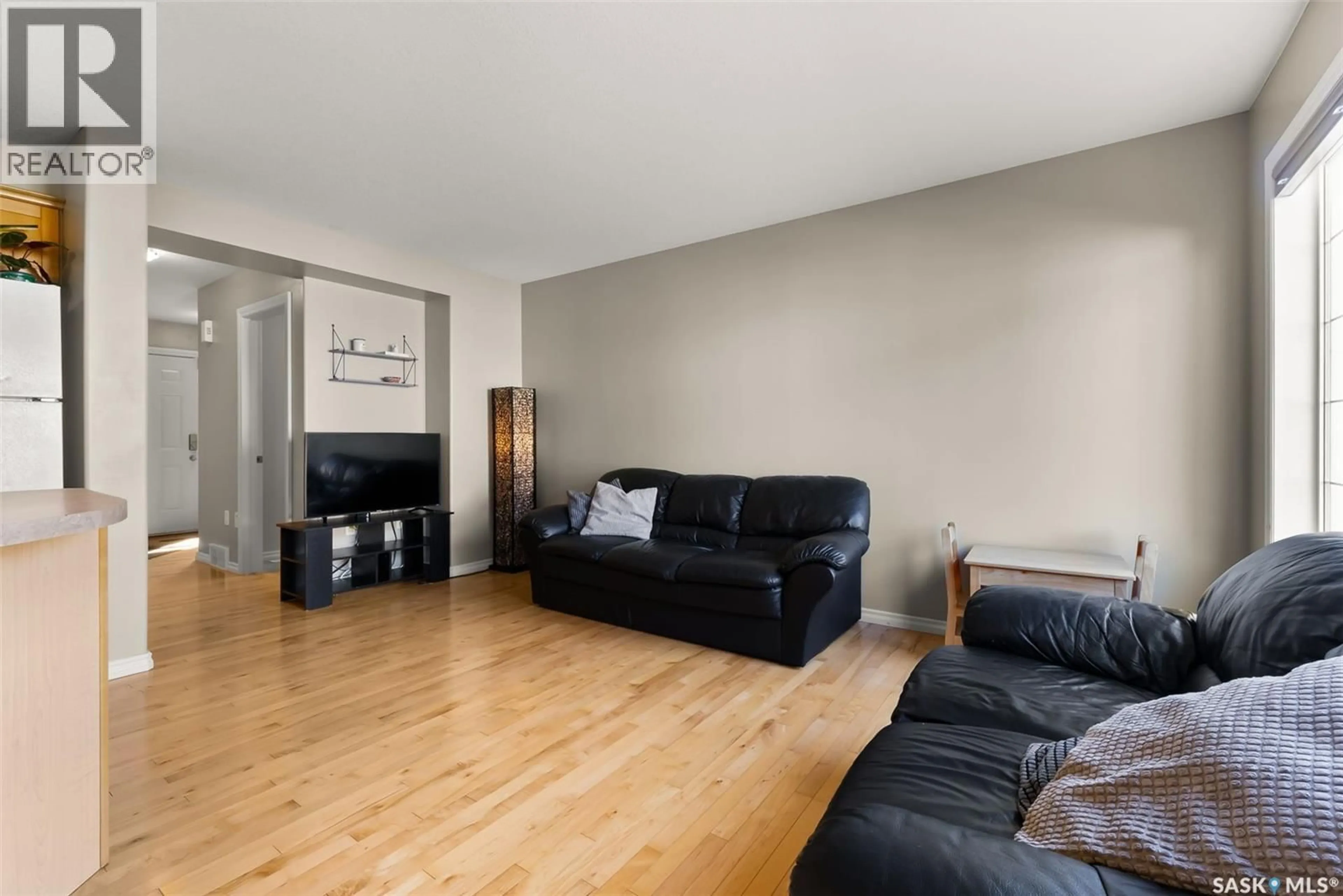 Living room with furniture, wood/laminate floor for 3101 - 59 TREGARVA DRIVE, Regina Saskatchewan S4V1G5