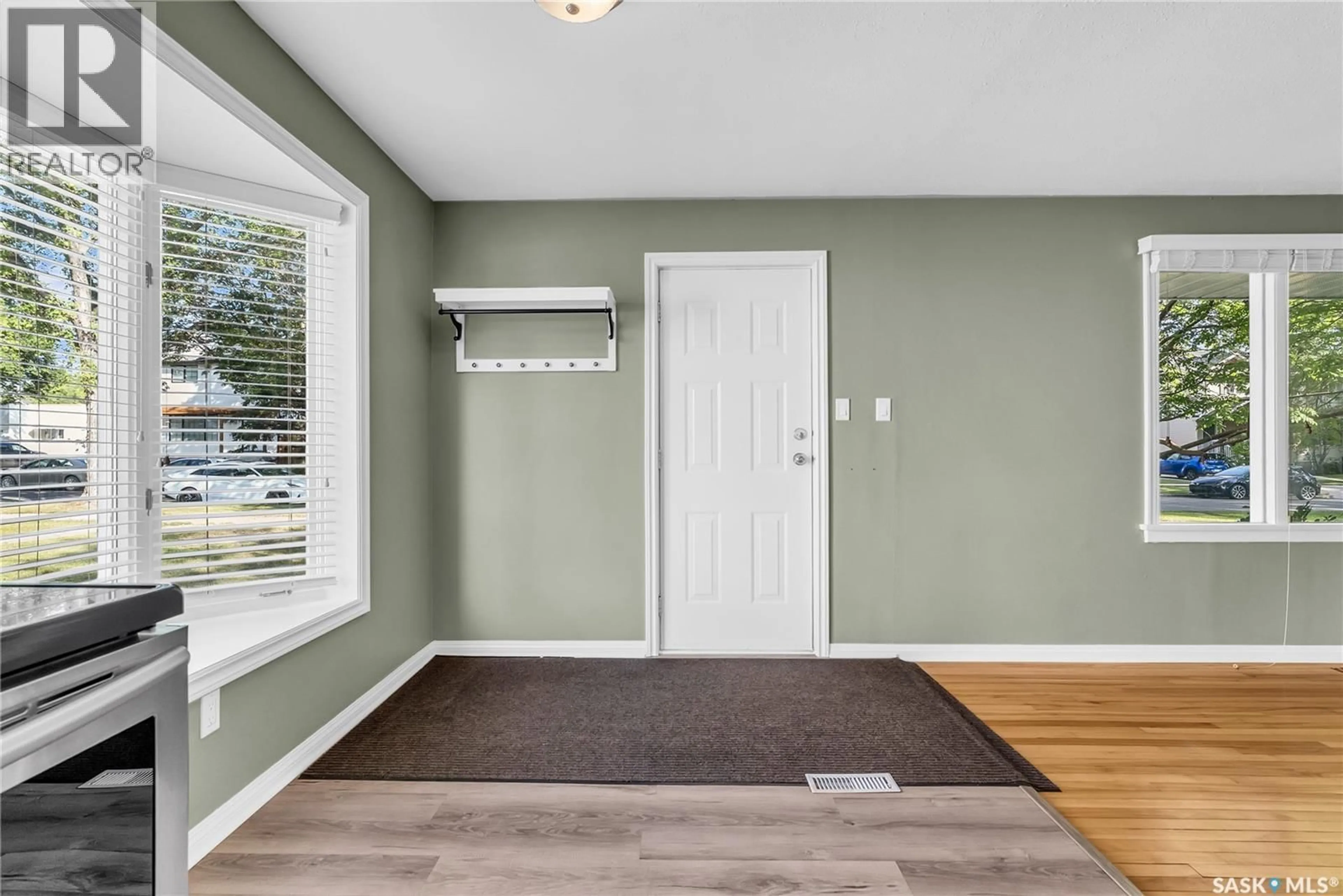 Indoor entryway for 718 5TH STREET, Saskatoon Saskatchewan S7H1G7