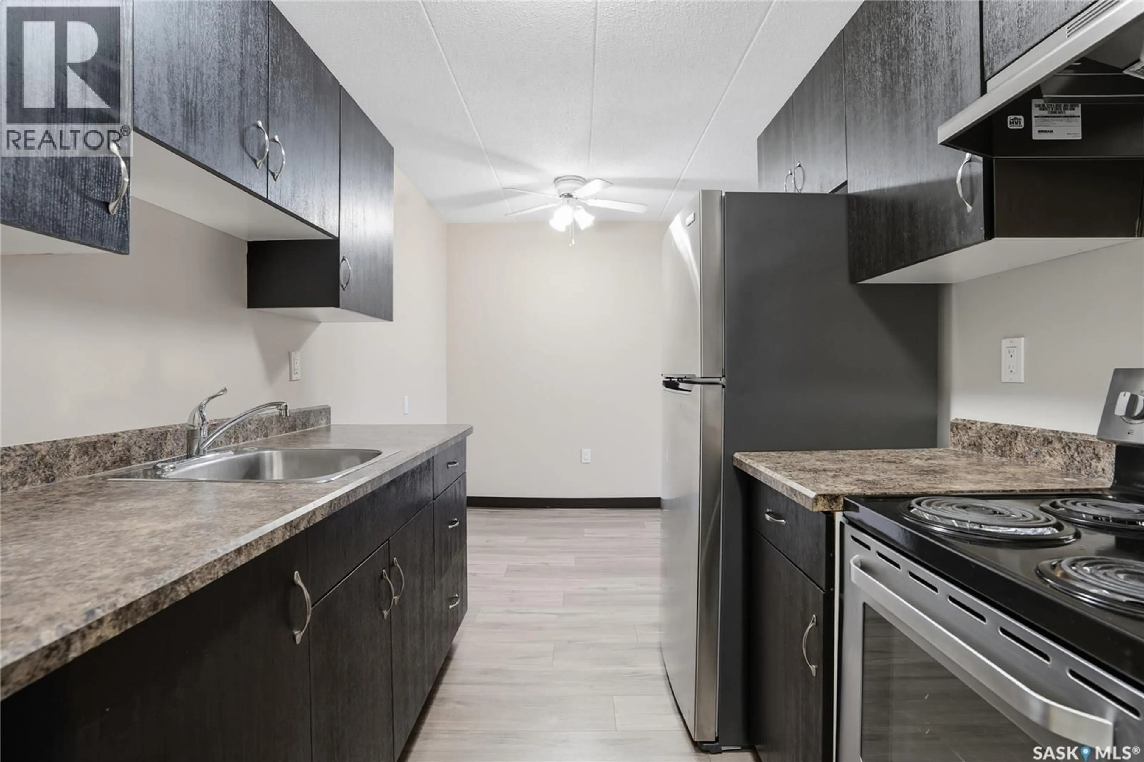 Standard kitchen, unknown for 2830 - 412 GORDON ROAD, Regina Saskatchewan S4S6A1