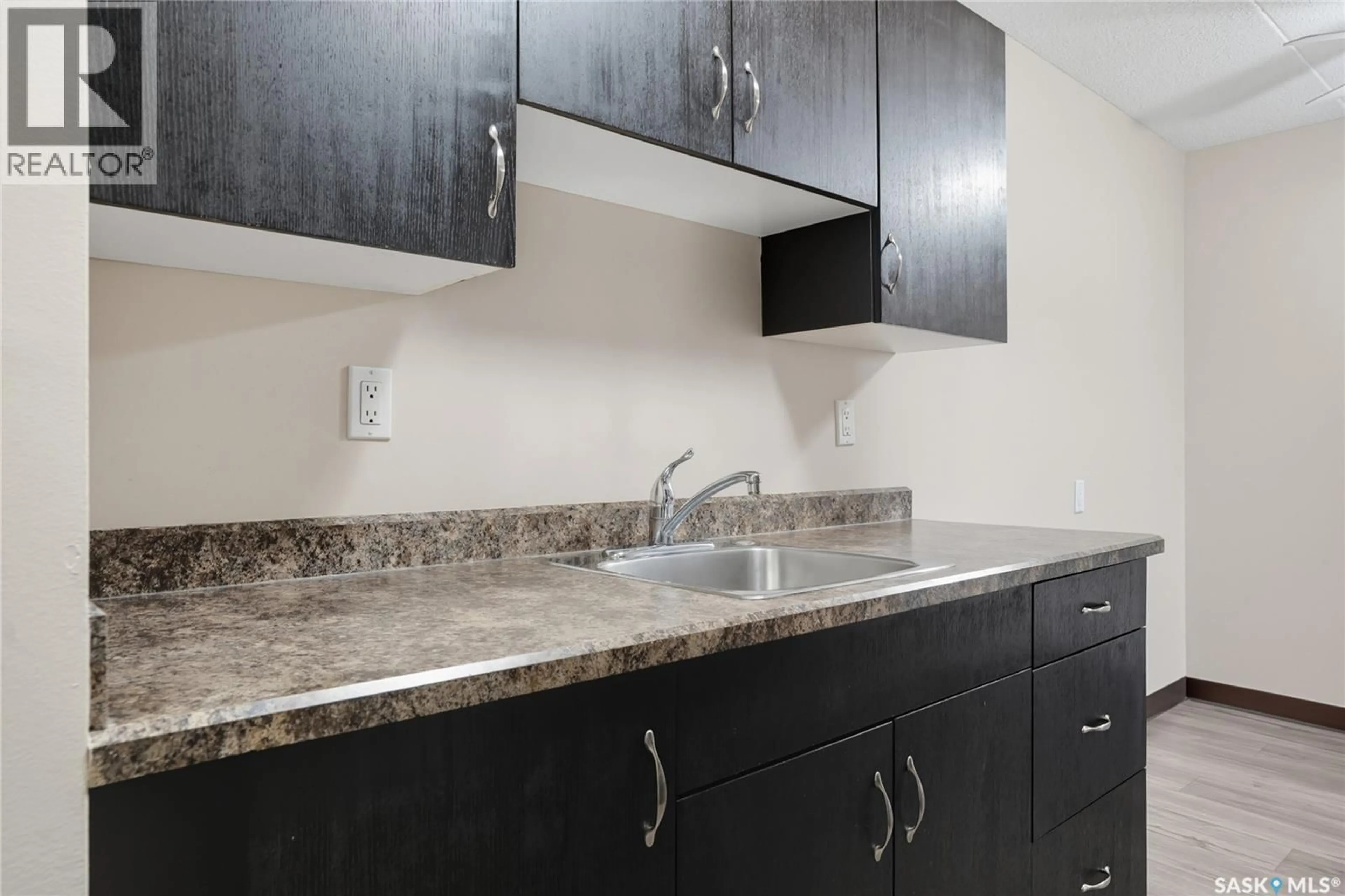 Standard kitchen, unknown for 2830 - 412 GORDON ROAD, Regina Saskatchewan S4S6A1