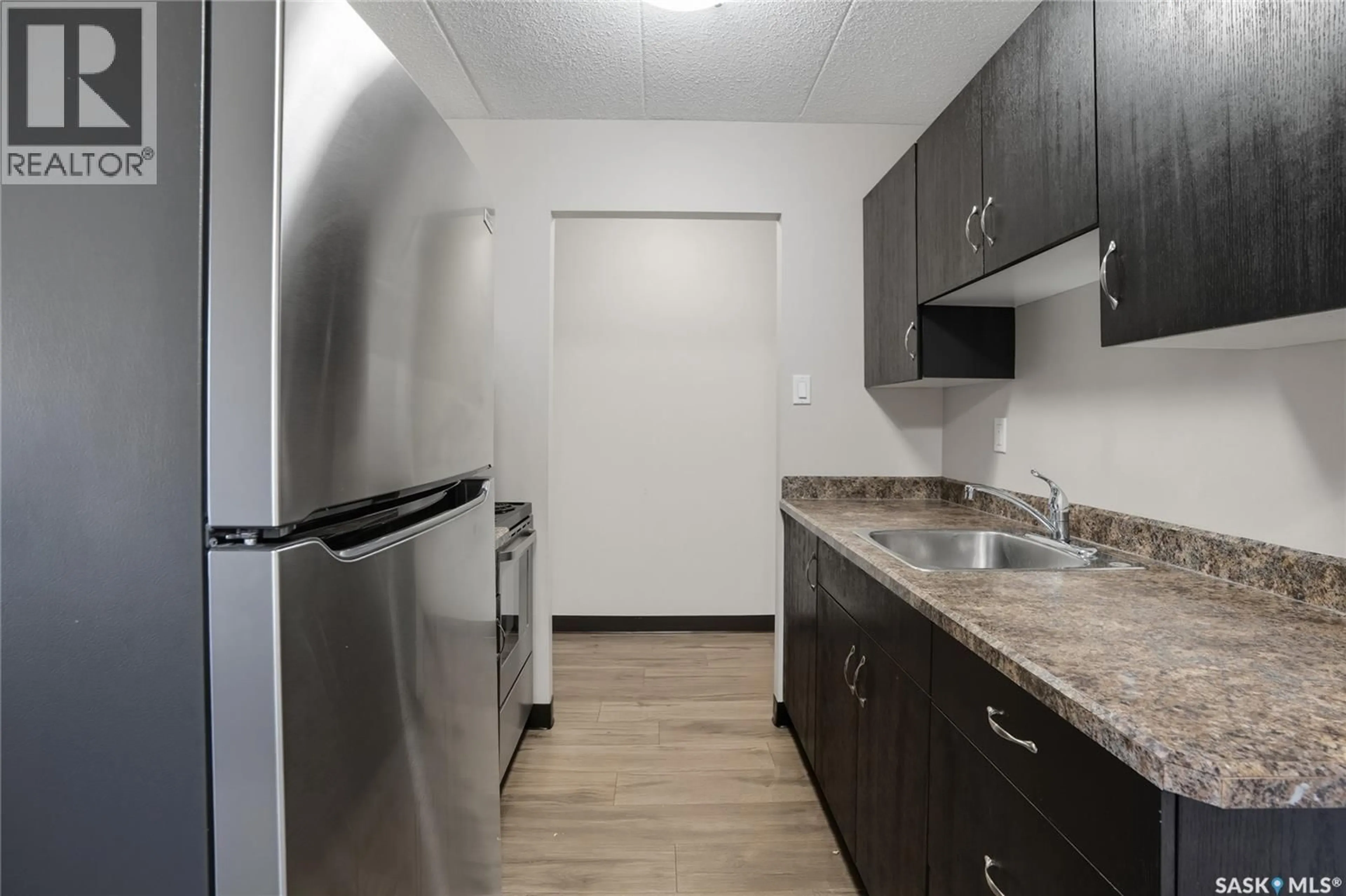Standard kitchen, unknown for 2830 - 412 GORDON ROAD, Regina Saskatchewan S4S6A1