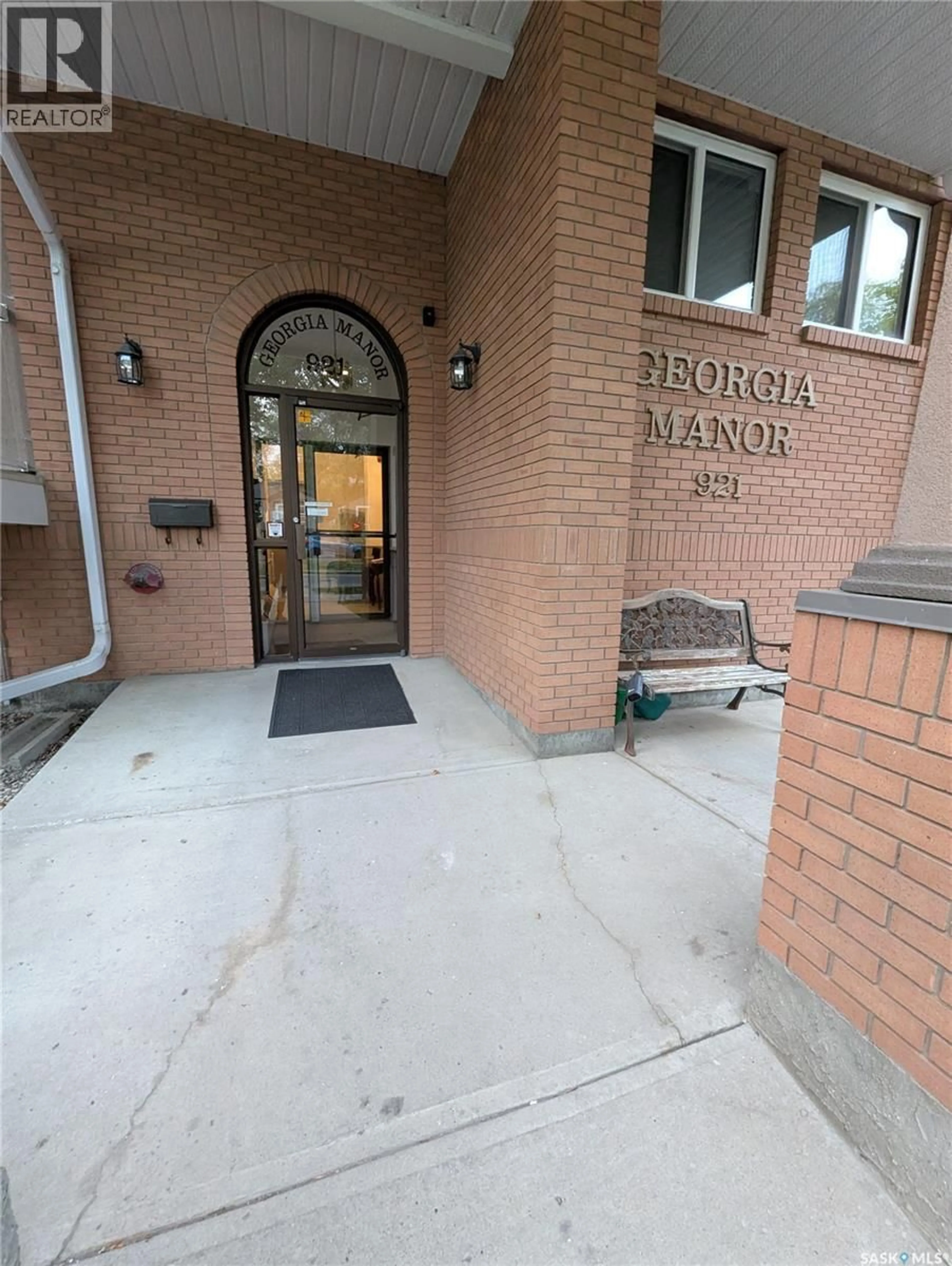 Indoor foyer for 204 921 MAIN STREET, Saskatoon Saskatchewan S7H0K5