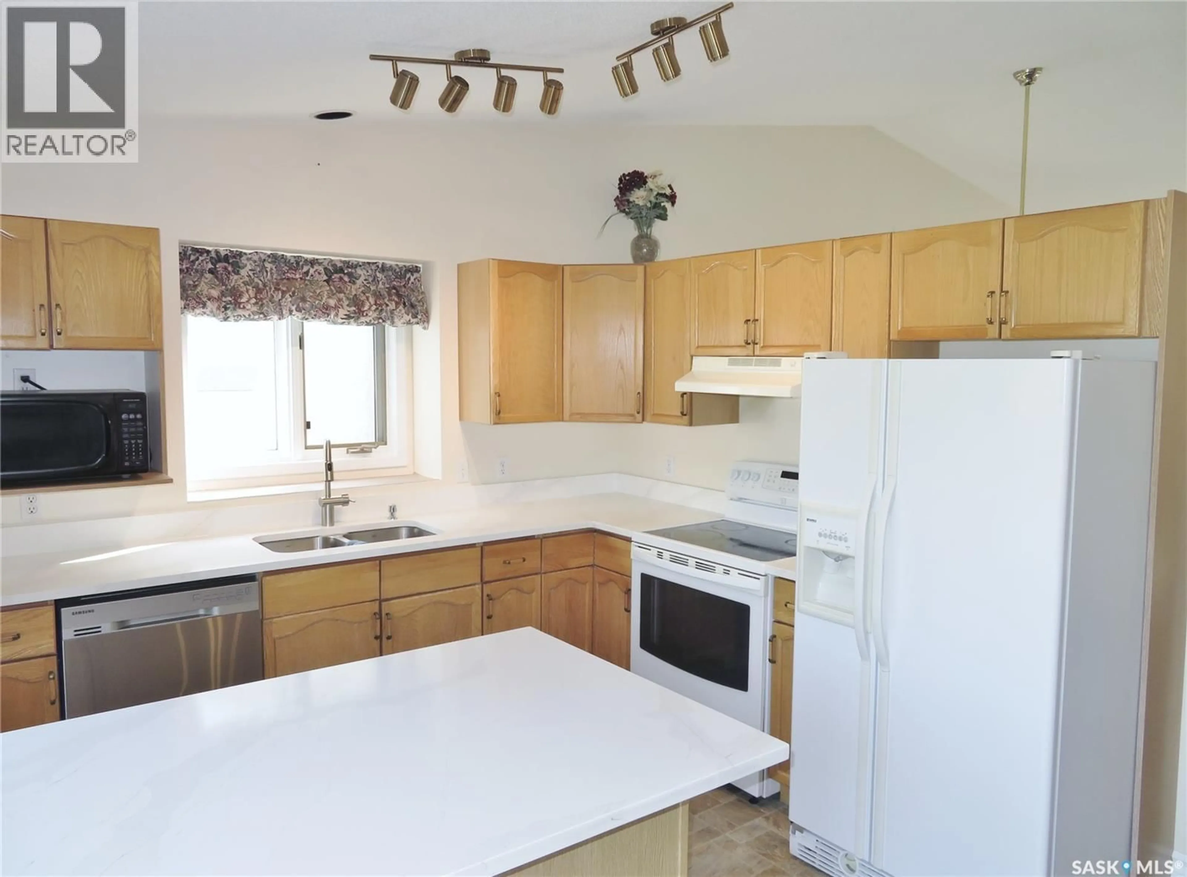 Standard kitchen, unknown for 222 KELLER CRESCENT, Saskatoon Saskatchewan S7J5G3