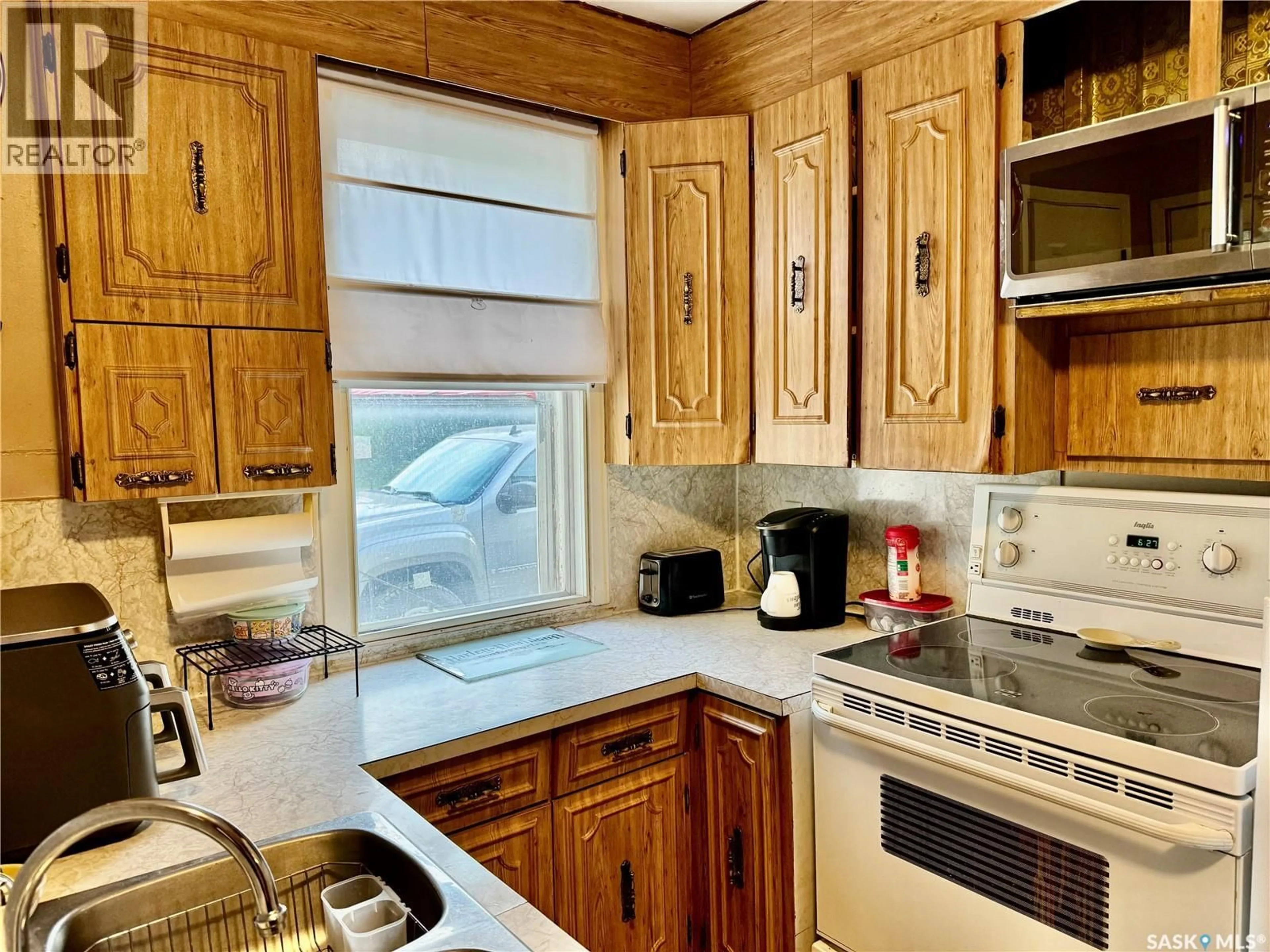 Standard kitchen, unknown for 98 4TH AVENUE, Humboldt Saskatchewan S0K2A0