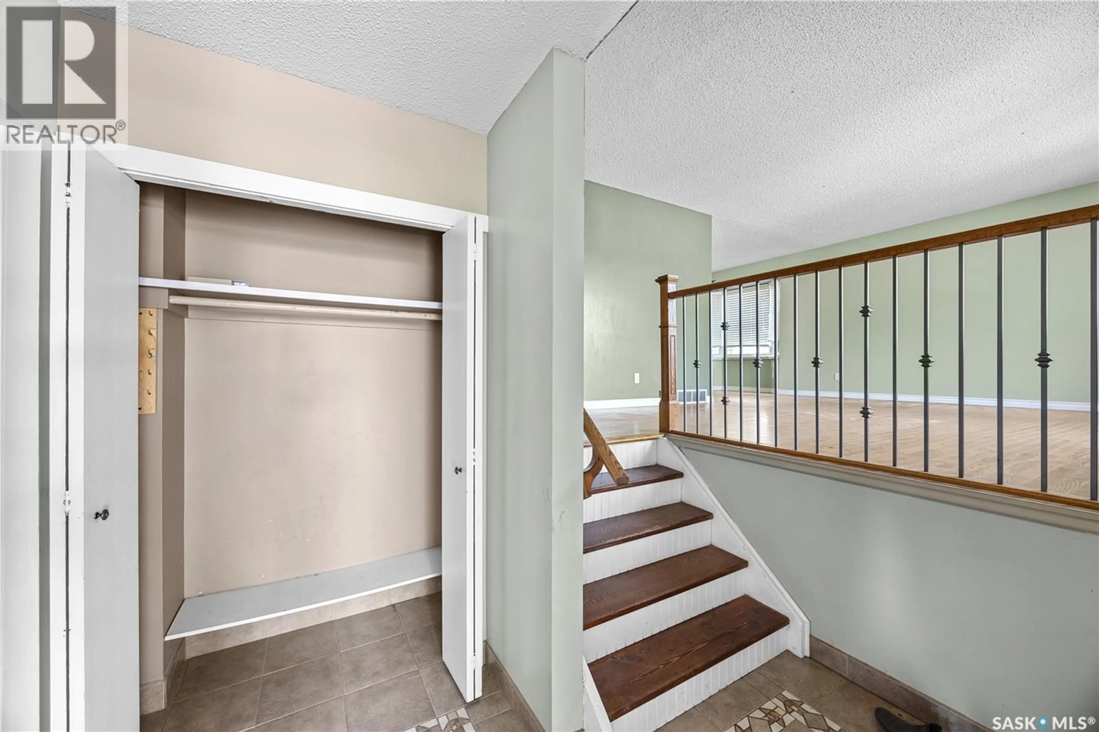 Indoor entryway for 3002 EASTVIEW, Saskatoon Saskatchewan S7J3J2