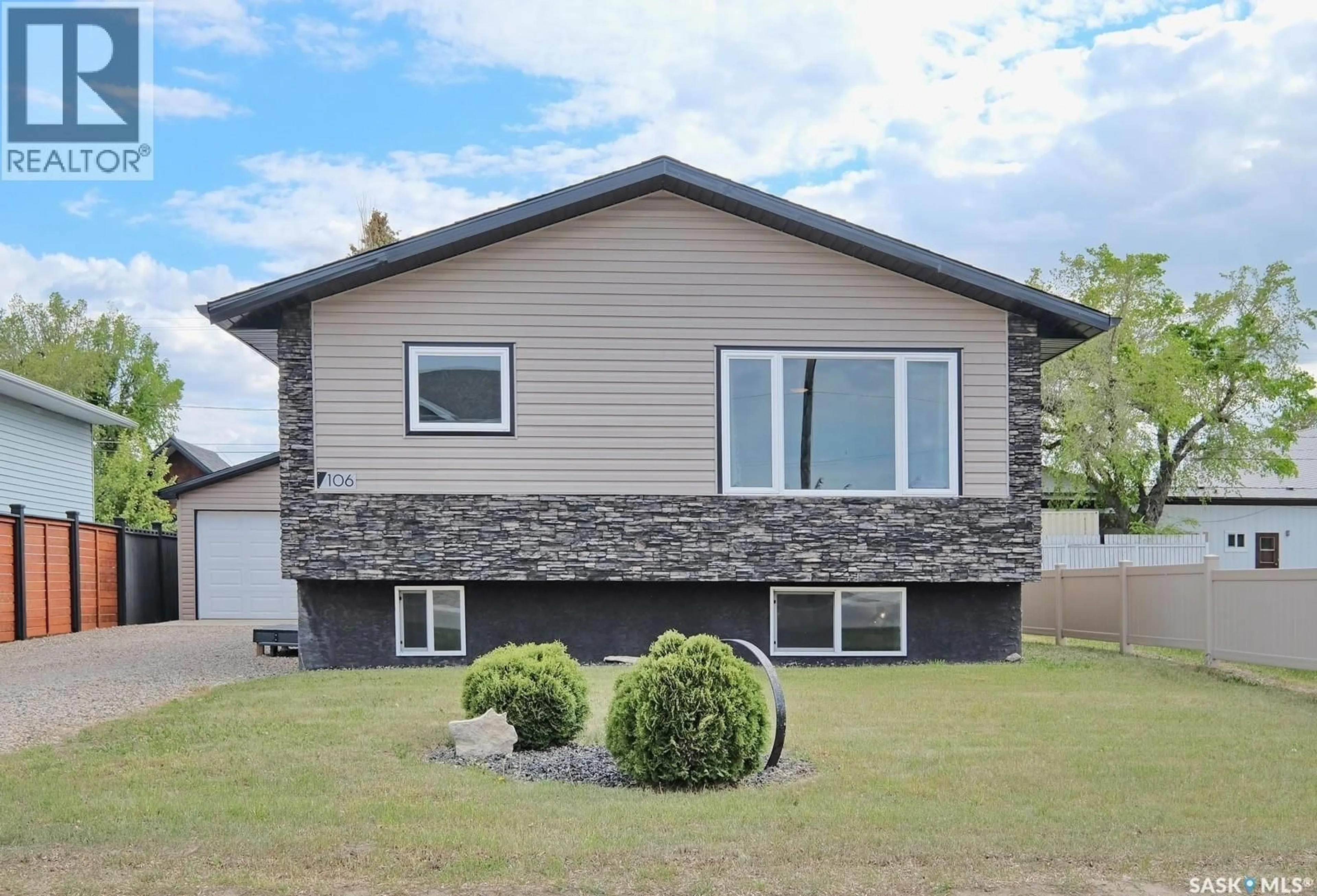 Home with vinyl exterior material, unknown for 106 8TH AVENUE, Biggar Saskatchewan S0K0M0