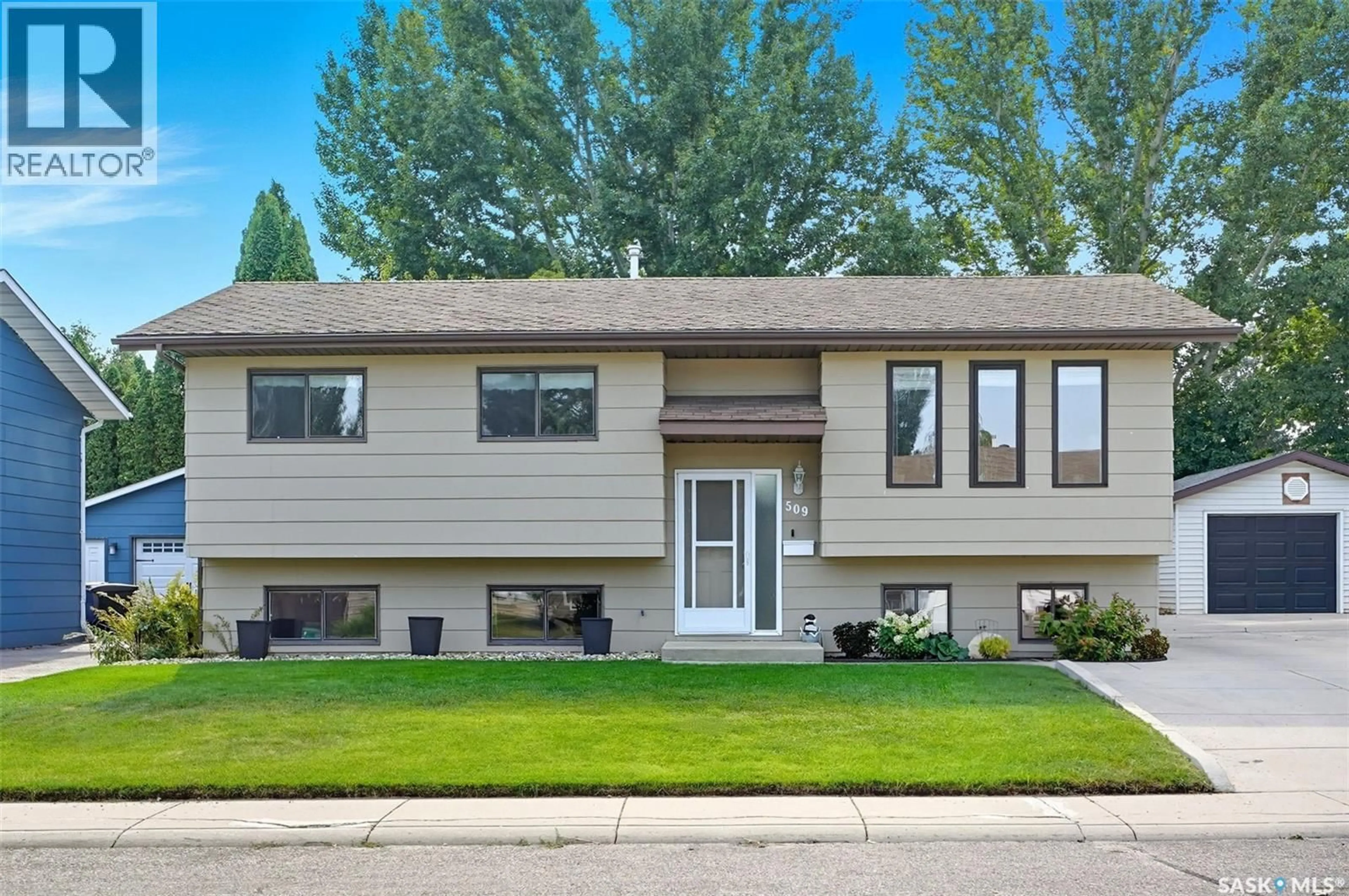 Home with vinyl exterior material, street for 509 NESBITT LANE, Saskatoon Saskatchewan S7L6T5