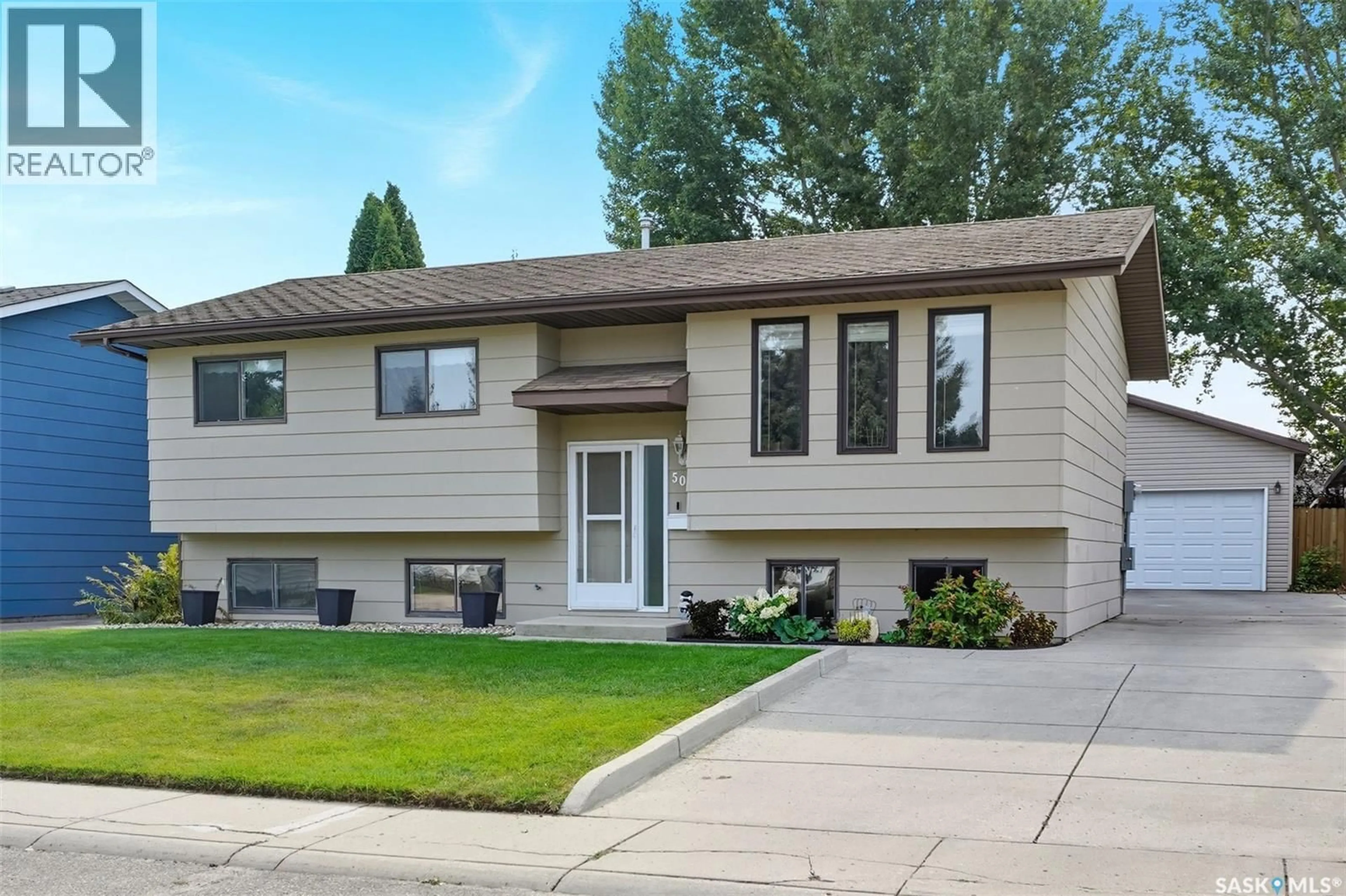 Home with vinyl exterior material, street for 509 NESBITT LANE, Saskatoon Saskatchewan S7L6T5