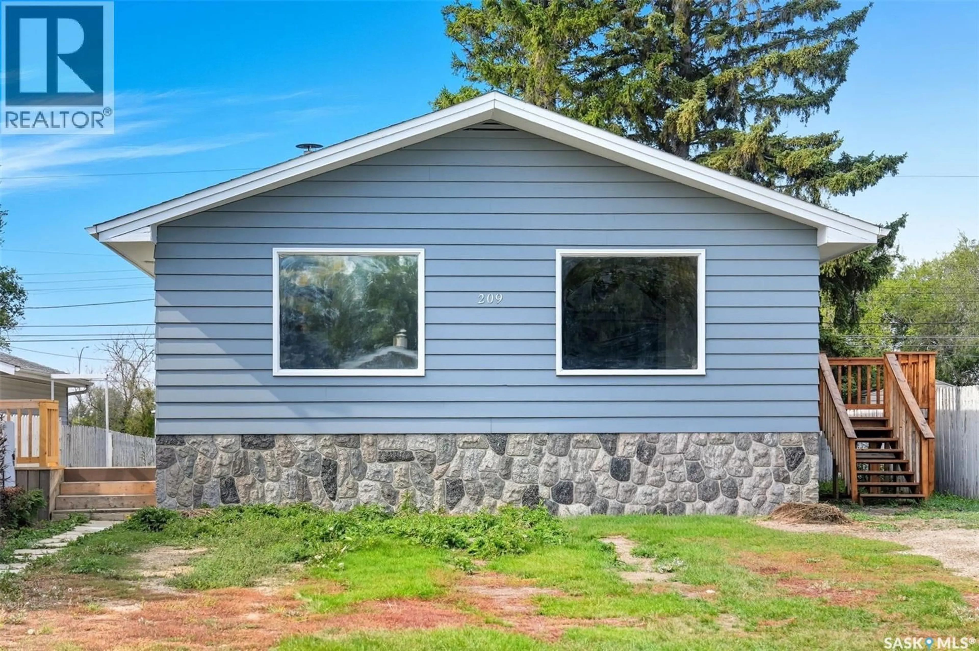 Home with vinyl exterior material, building for 209 VANCOUVER AVENUE, Saskatoon Saskatchewan S7M3M8