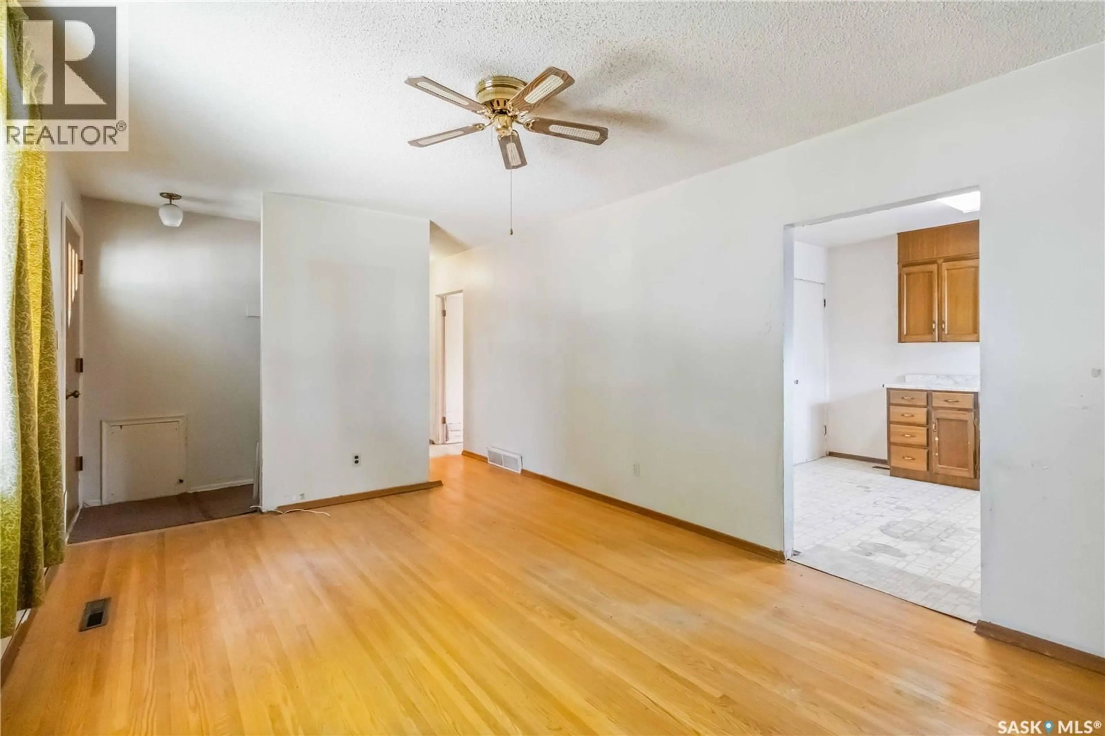A pic of a room for 904 X AVENUE, Saskatoon Saskatchewan S7L3K4