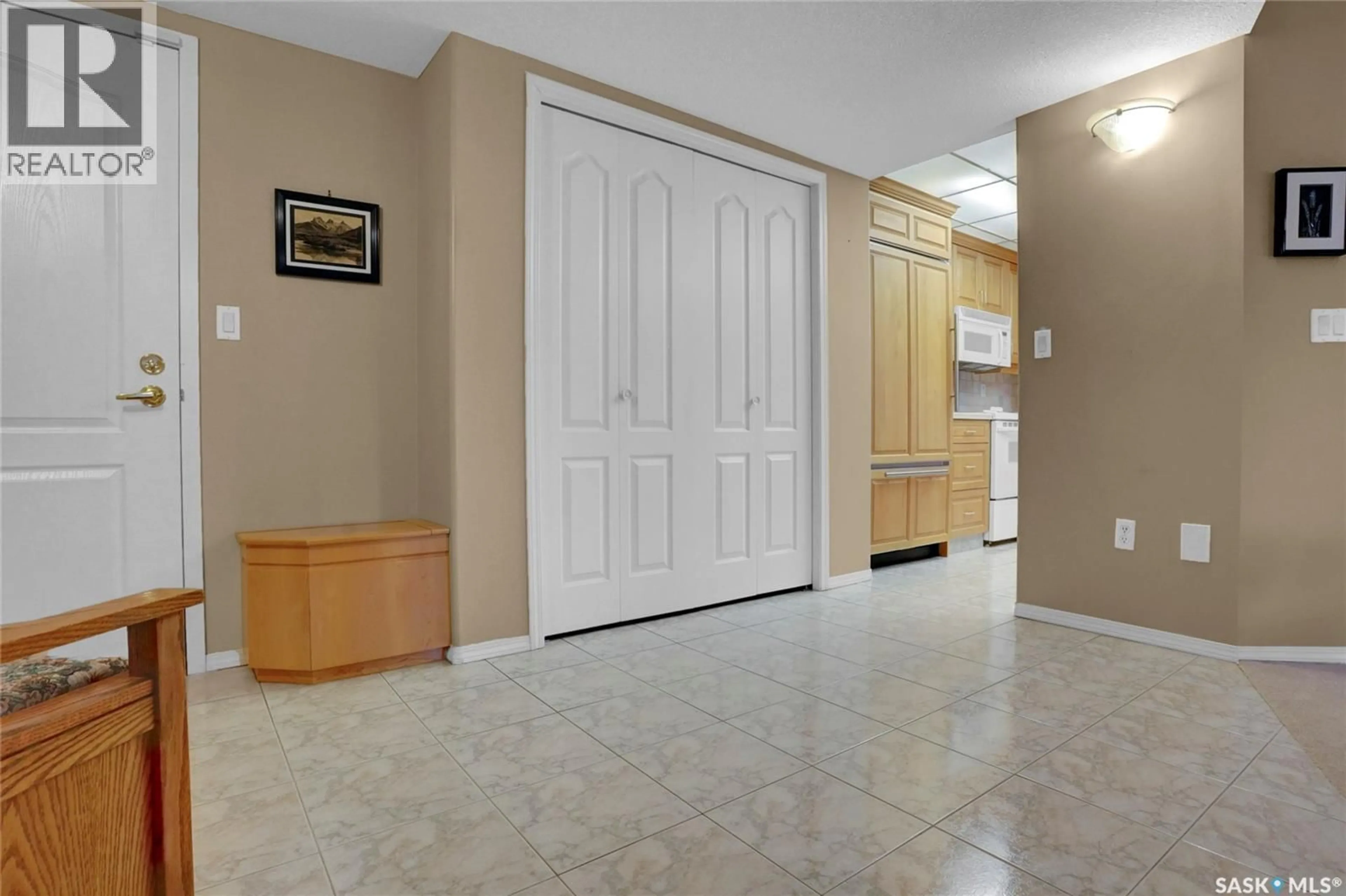 Indoor foyer for 327 2530 25TH AVENUE, Regina Saskatchewan S4S4E6