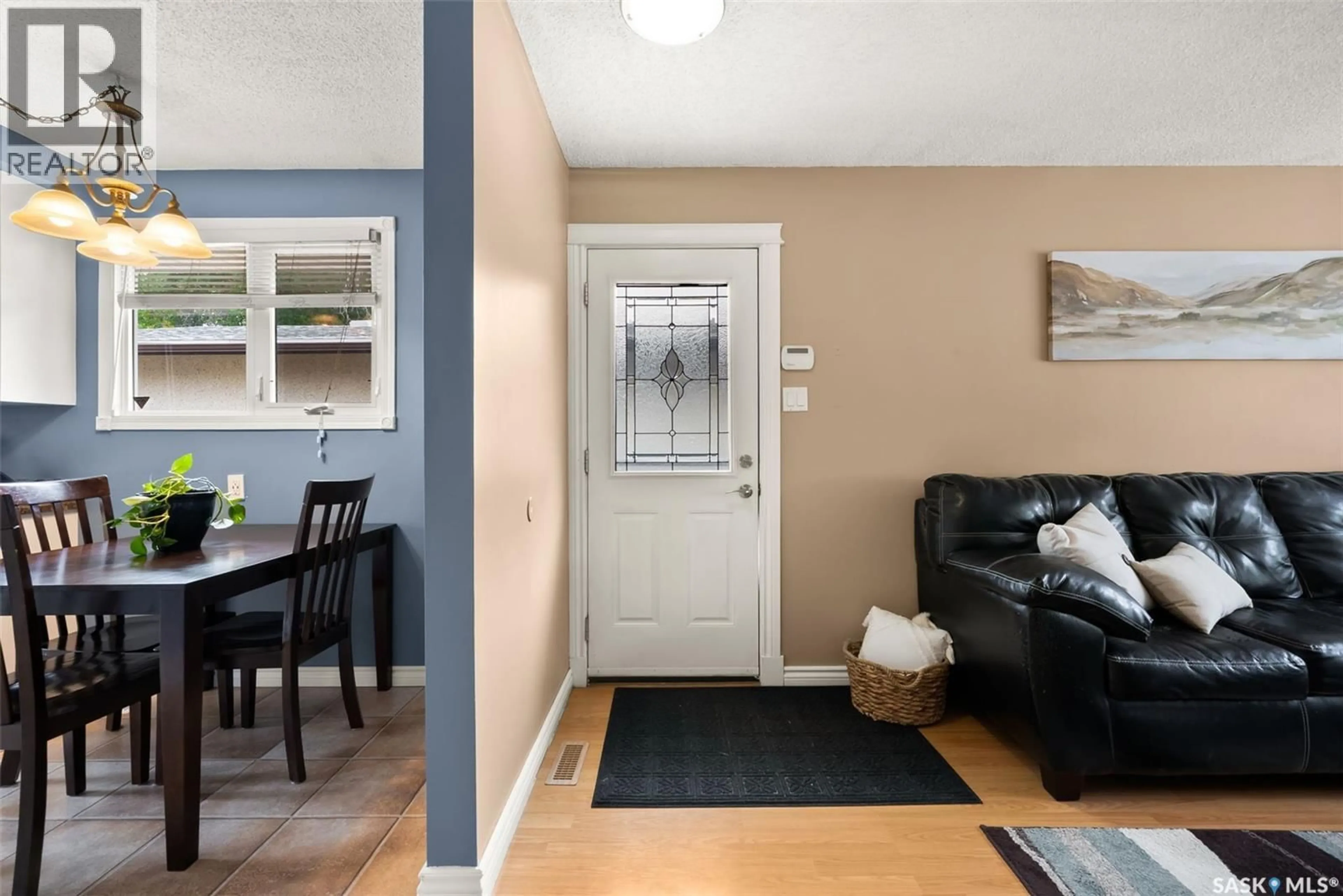 Indoor entryway for 142 COOPER CRESCENT, Regina Saskatchewan S4R4J7