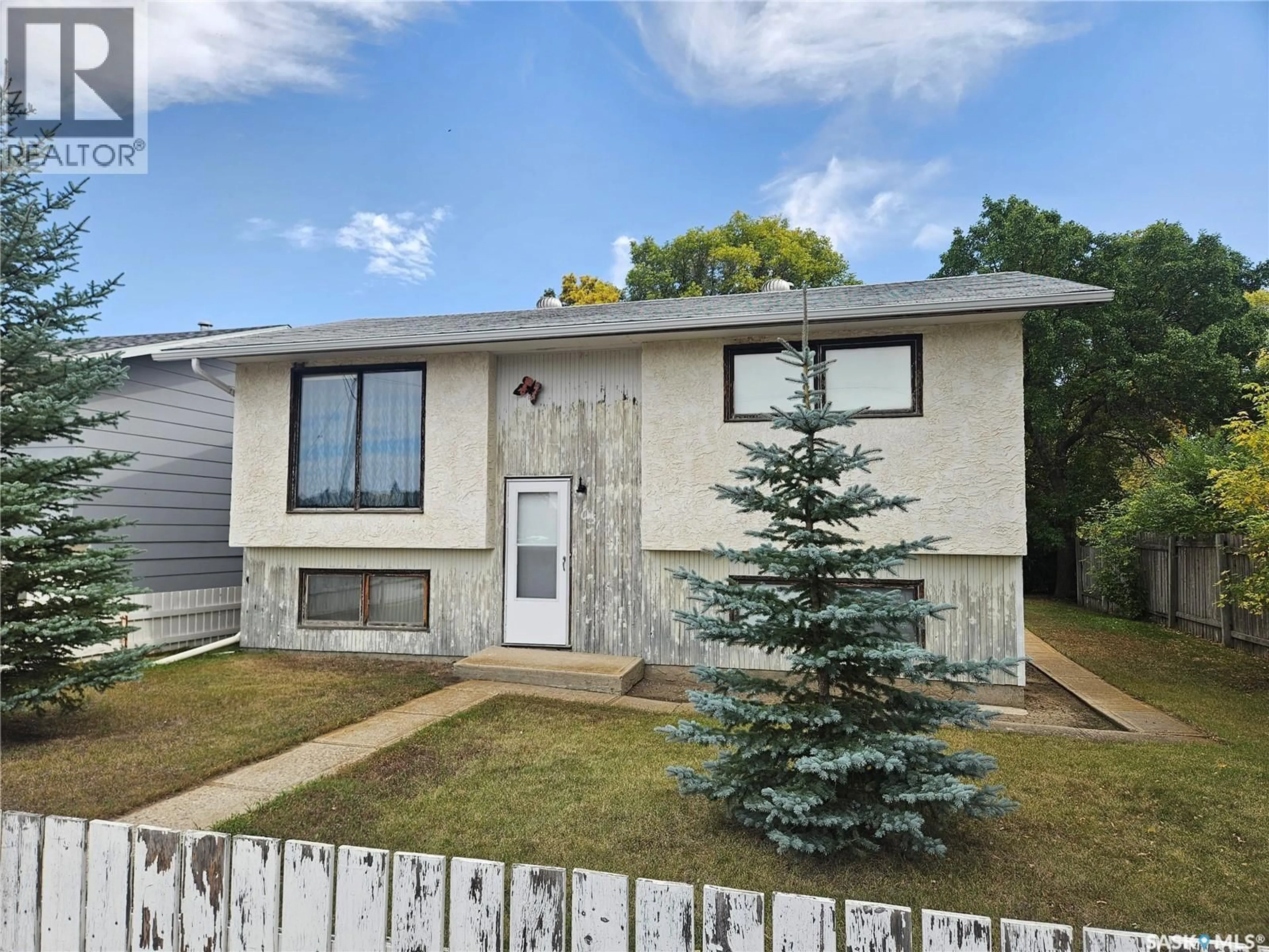 Home with vinyl exterior material, street for 1031 7TH AVENUE, Moose Jaw Saskatchewan S6H1N9
