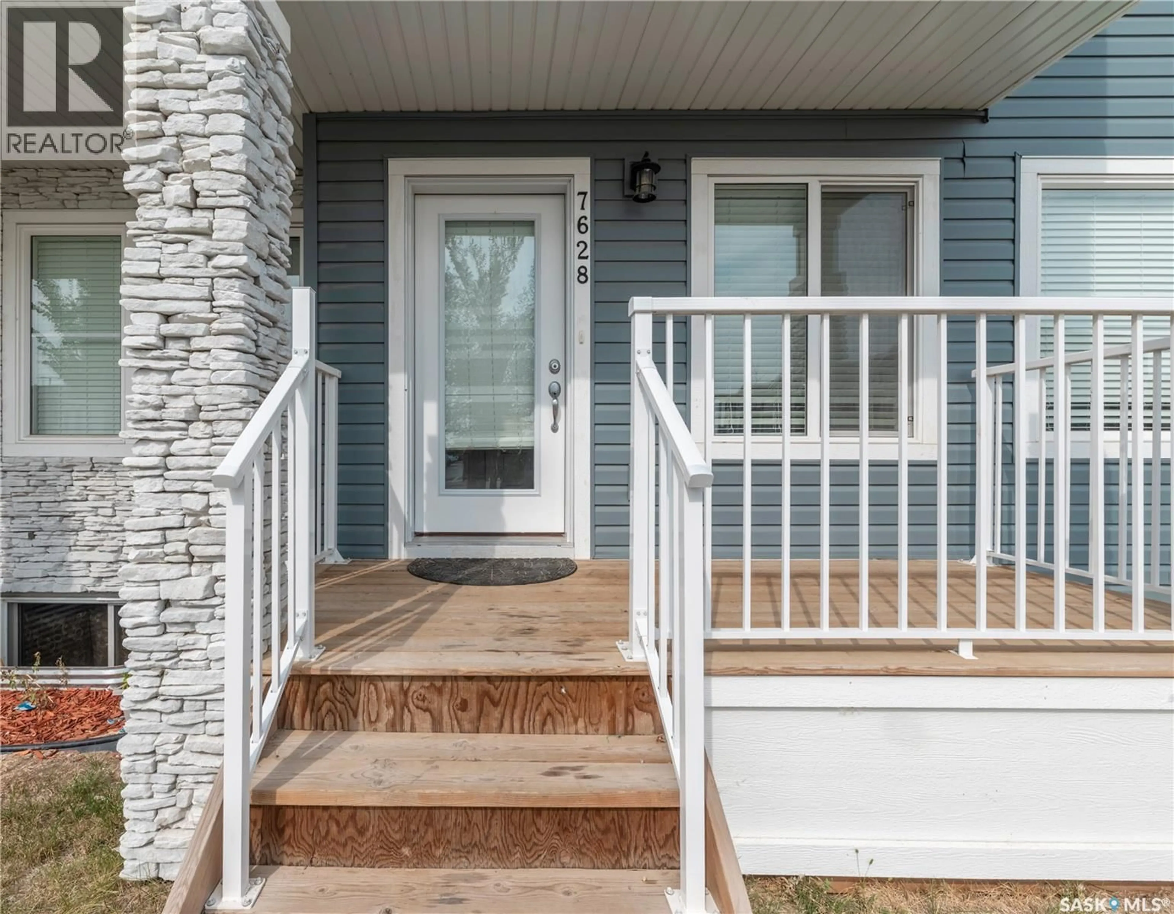 Home with vinyl exterior material, street for 7628 MAPLEFORD BOULEVARD, Regina Saskatchewan S4Y0H1