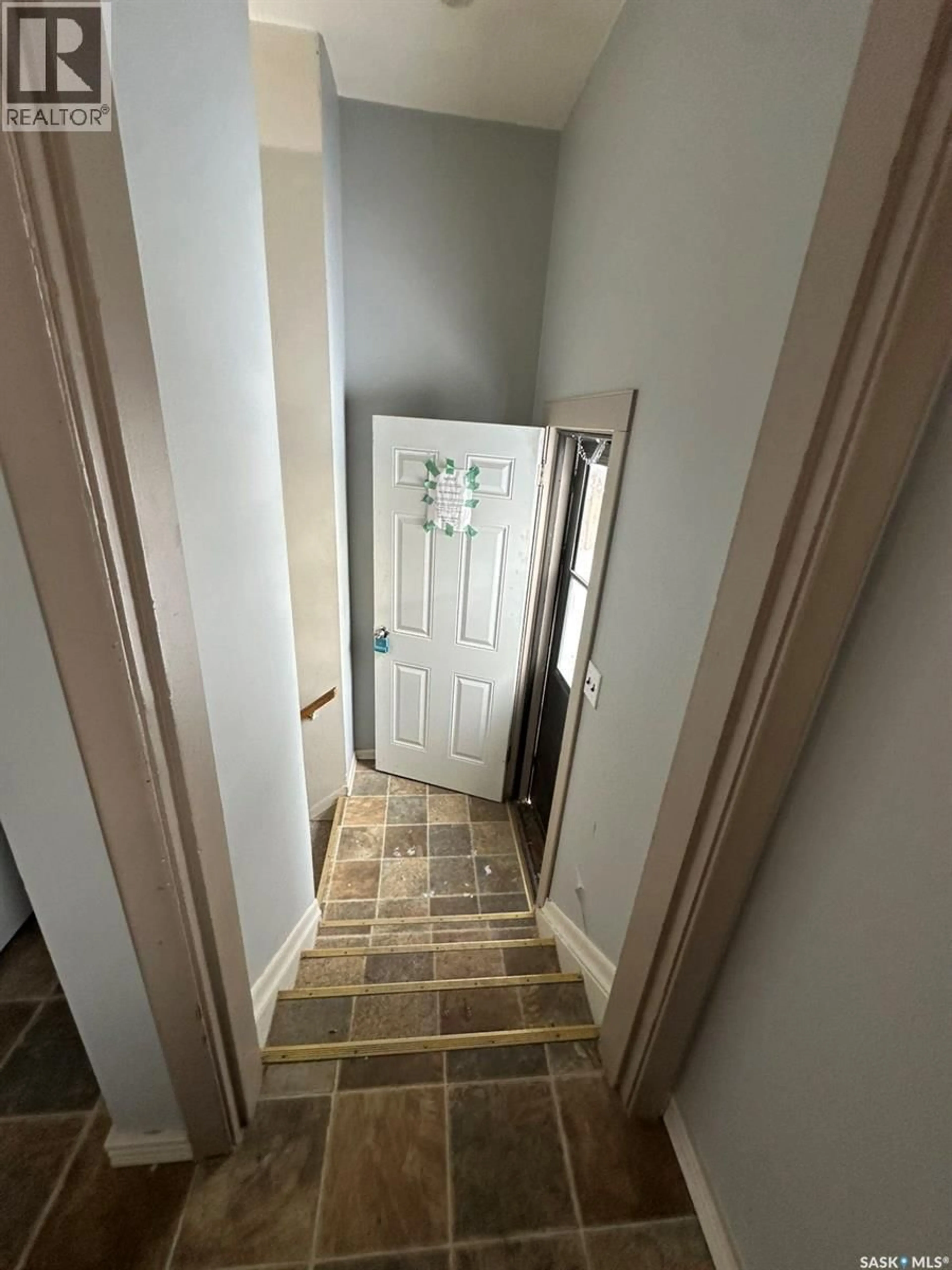 Indoor entryway for 219 6TH AVENUE, Kindersley Saskatchewan S0L1S0