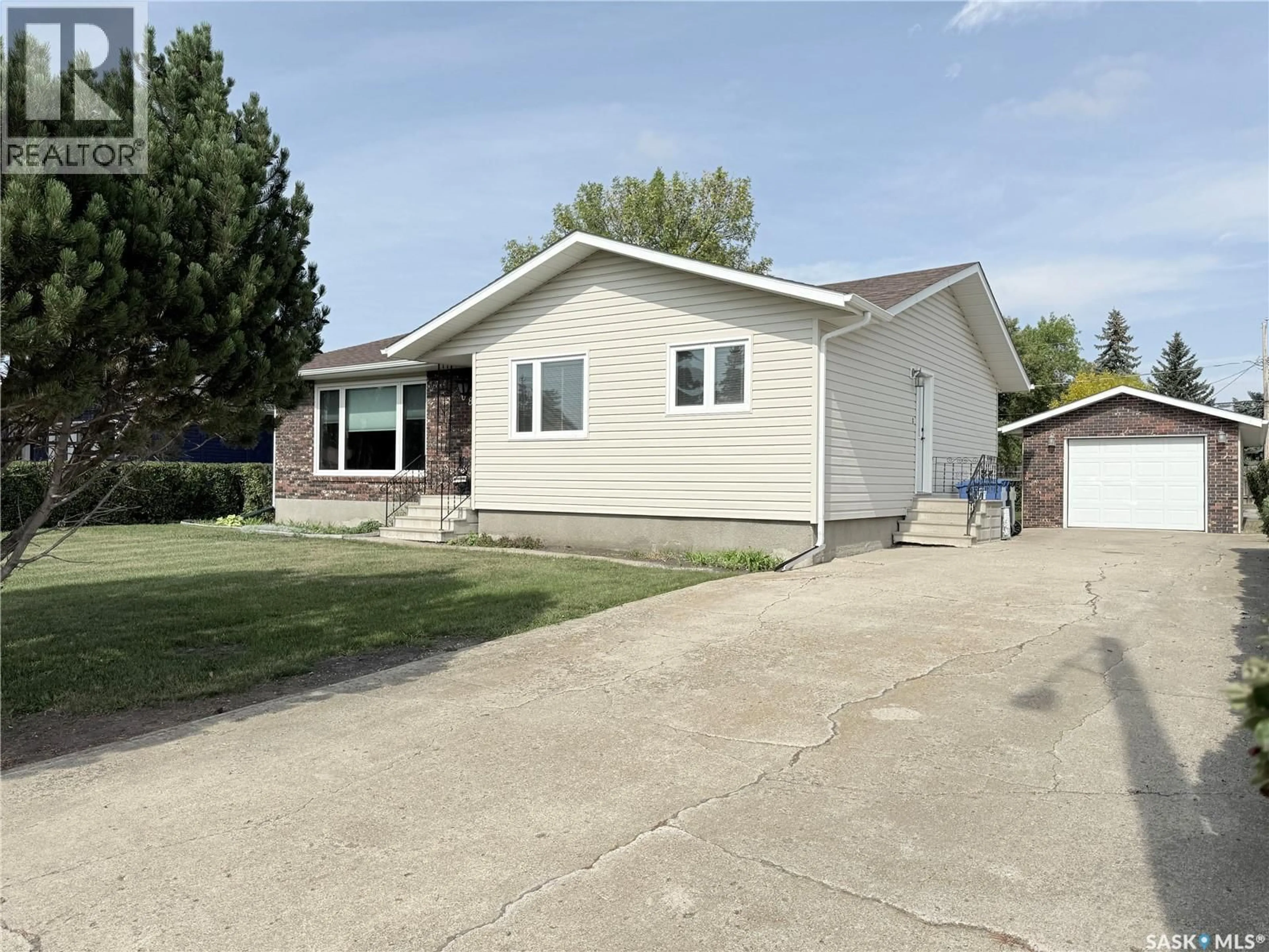 Home with vinyl exterior material, street for 684 8TH AVENUE, Melville Saskatchewan S0A2P0