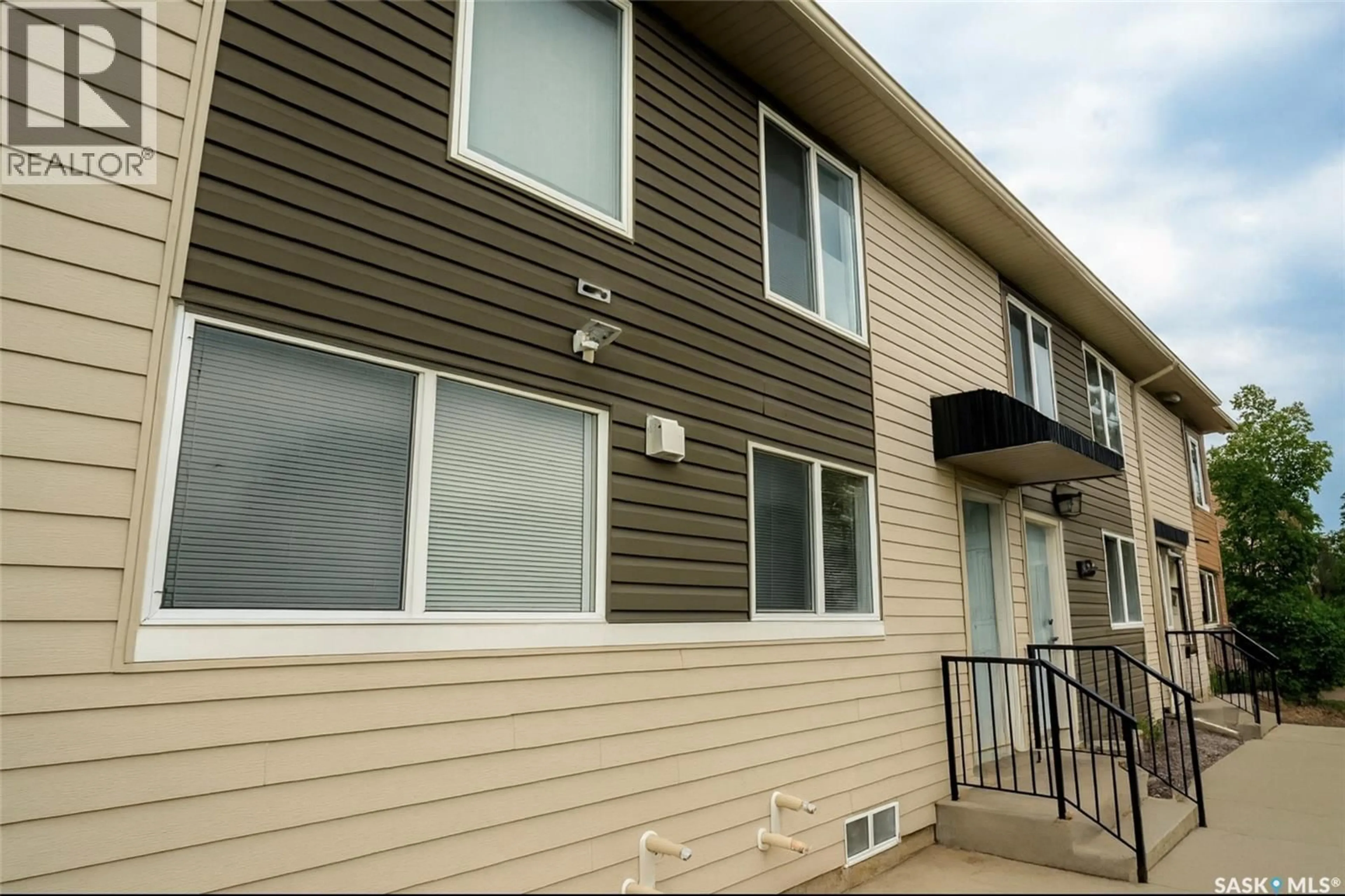 Home with vinyl exterior material, building for 4 315 N AVENUE, Saskatoon Saskatchewan S7M2N2