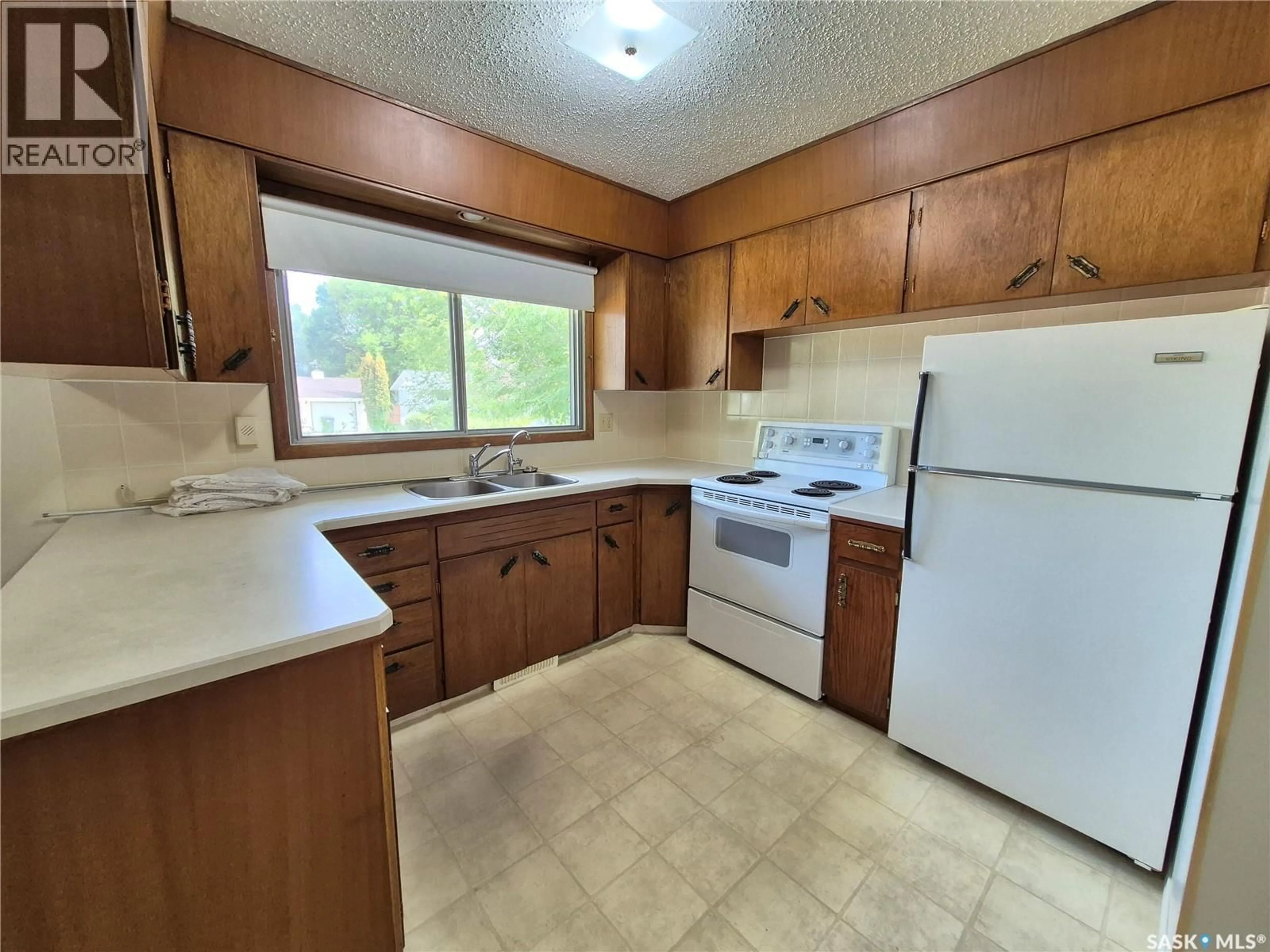 Standard kitchen, unknown for 44 ASH DRIVE, Weyburn Saskatchewan S4H0S1