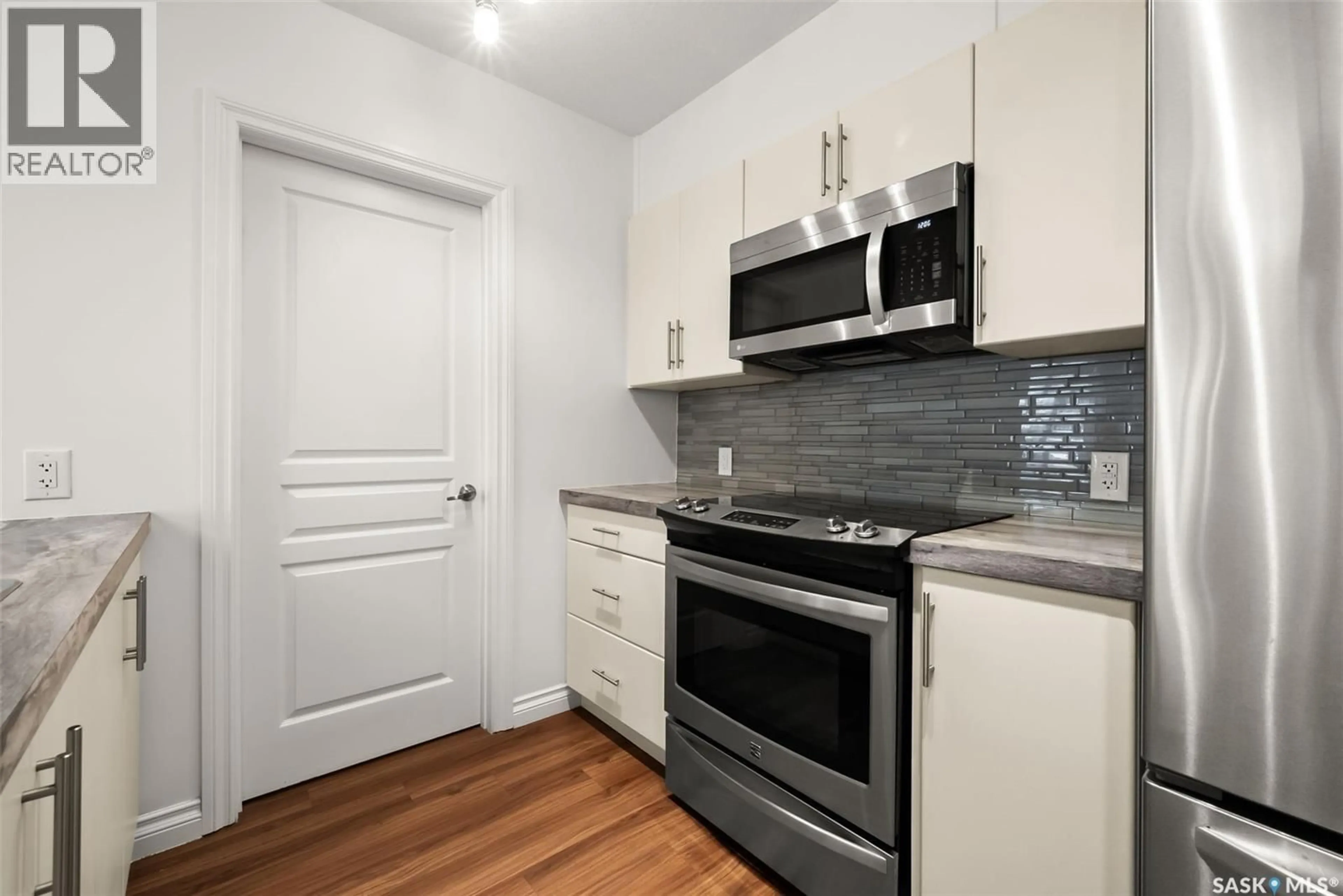 Standard kitchen, unknown for 123 5303 UNIVERSAL CRESCENT, Regina Saskatchewan S4W0L1