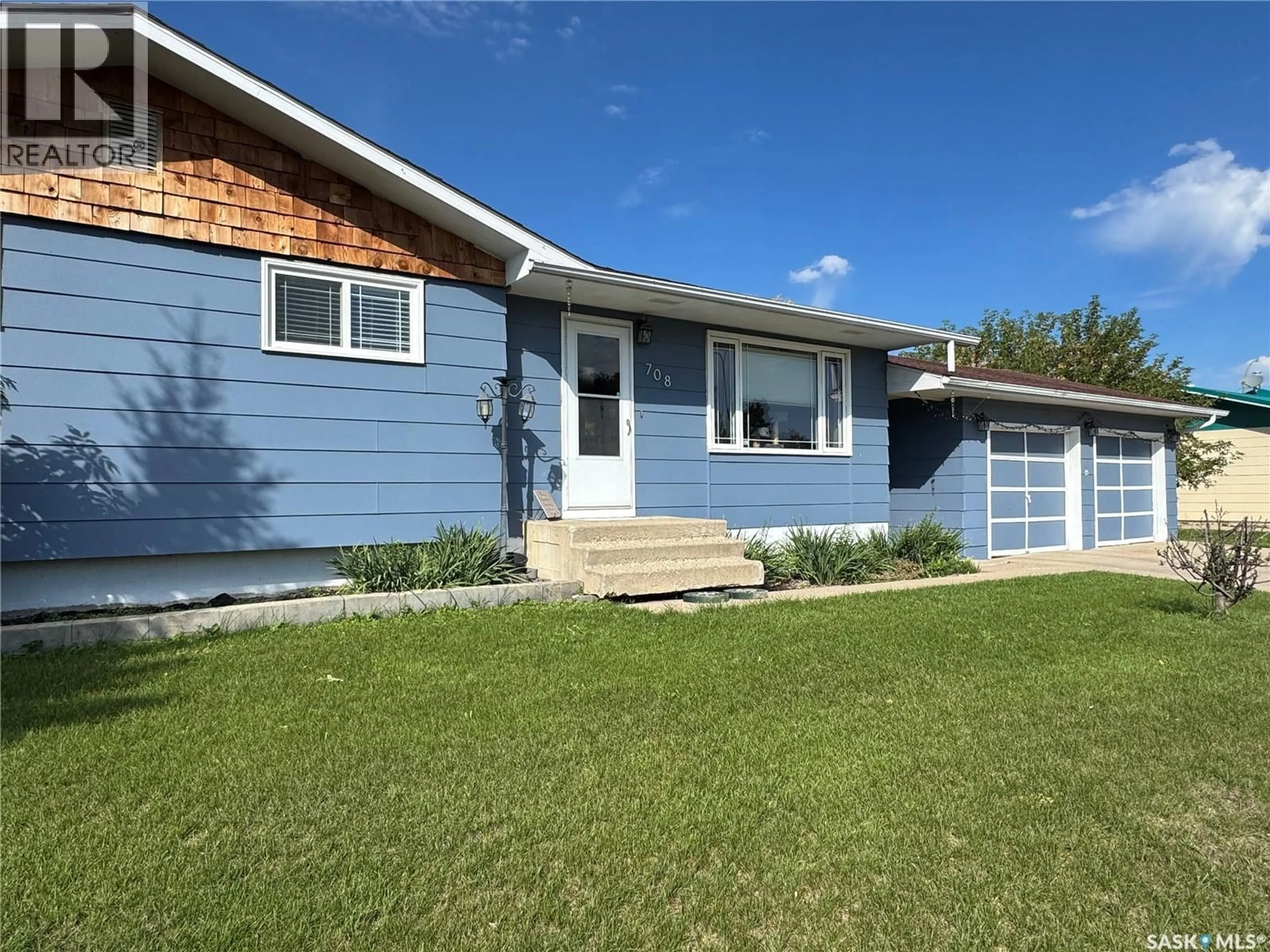 Home with vinyl exterior material, street for 708 BIRCH CRESCENT, Hudson Bay Saskatchewan S0E0Y0