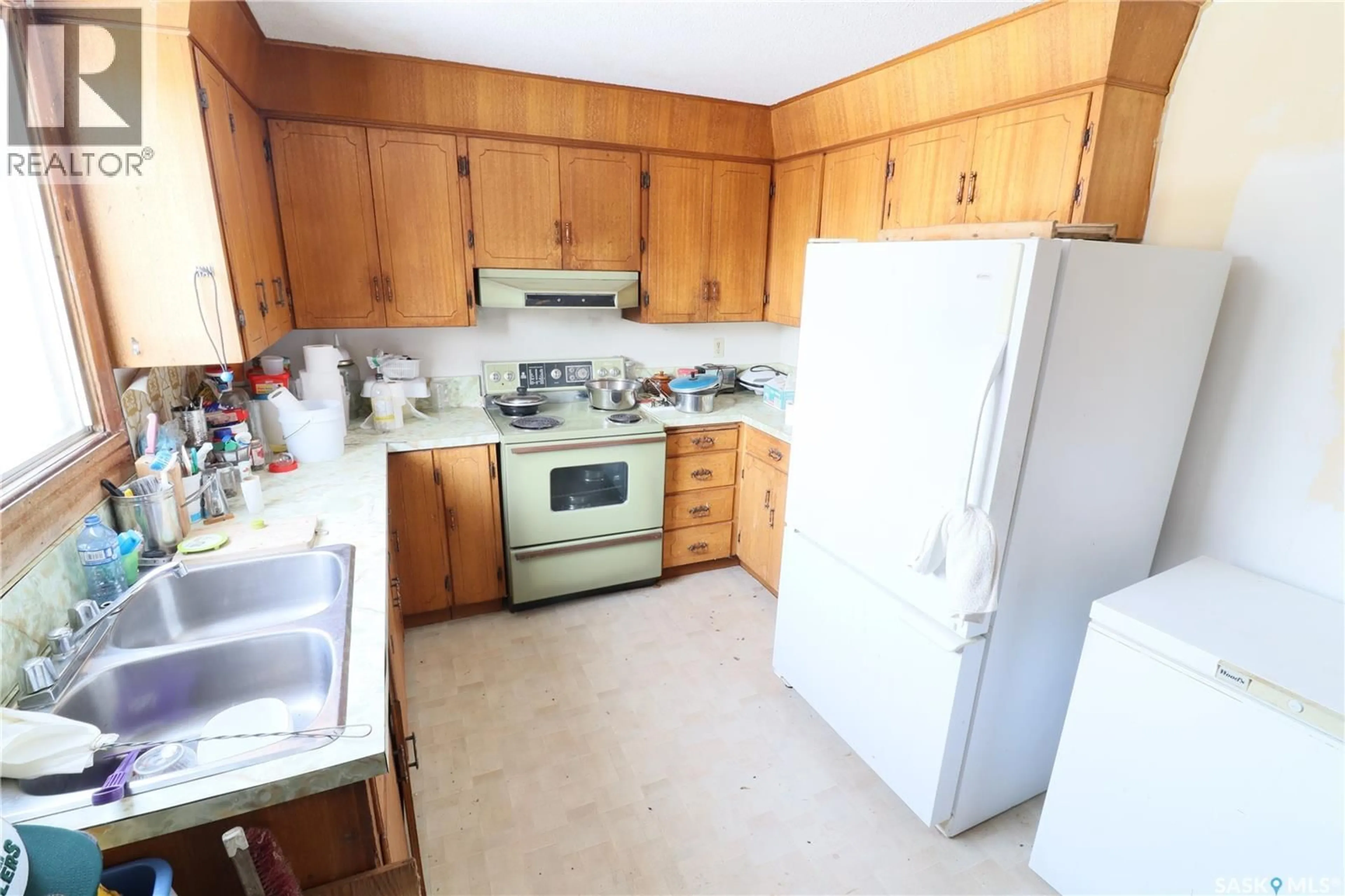 Standard kitchen, unknown for 349 X AVENUE, Saskatoon Saskatchewan S7M3H5