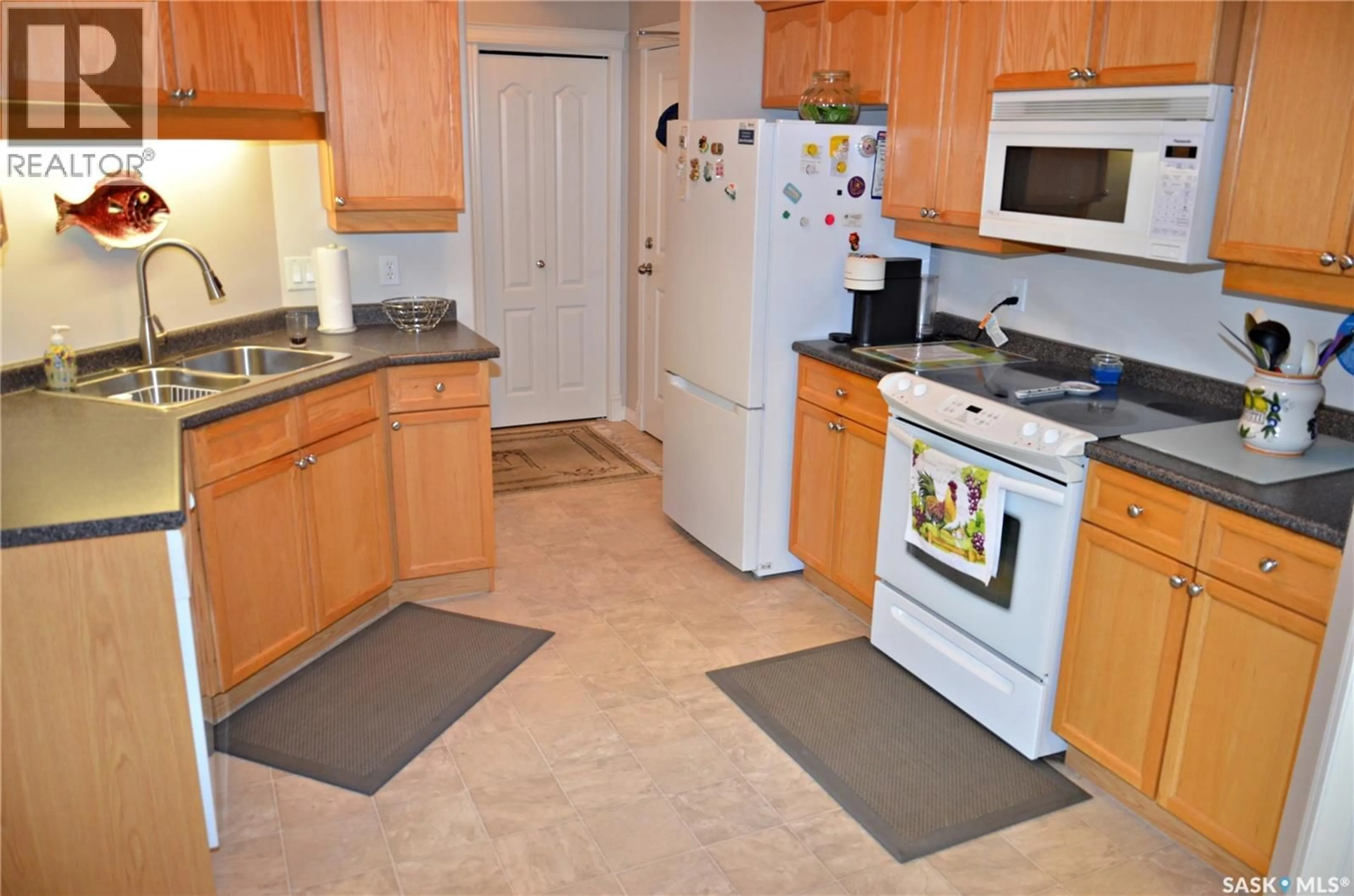 Standard kitchen, ceramic/tile floor for 403 110 ARMISTICE WAY, Saskatoon Saskatchewan S7J5L8