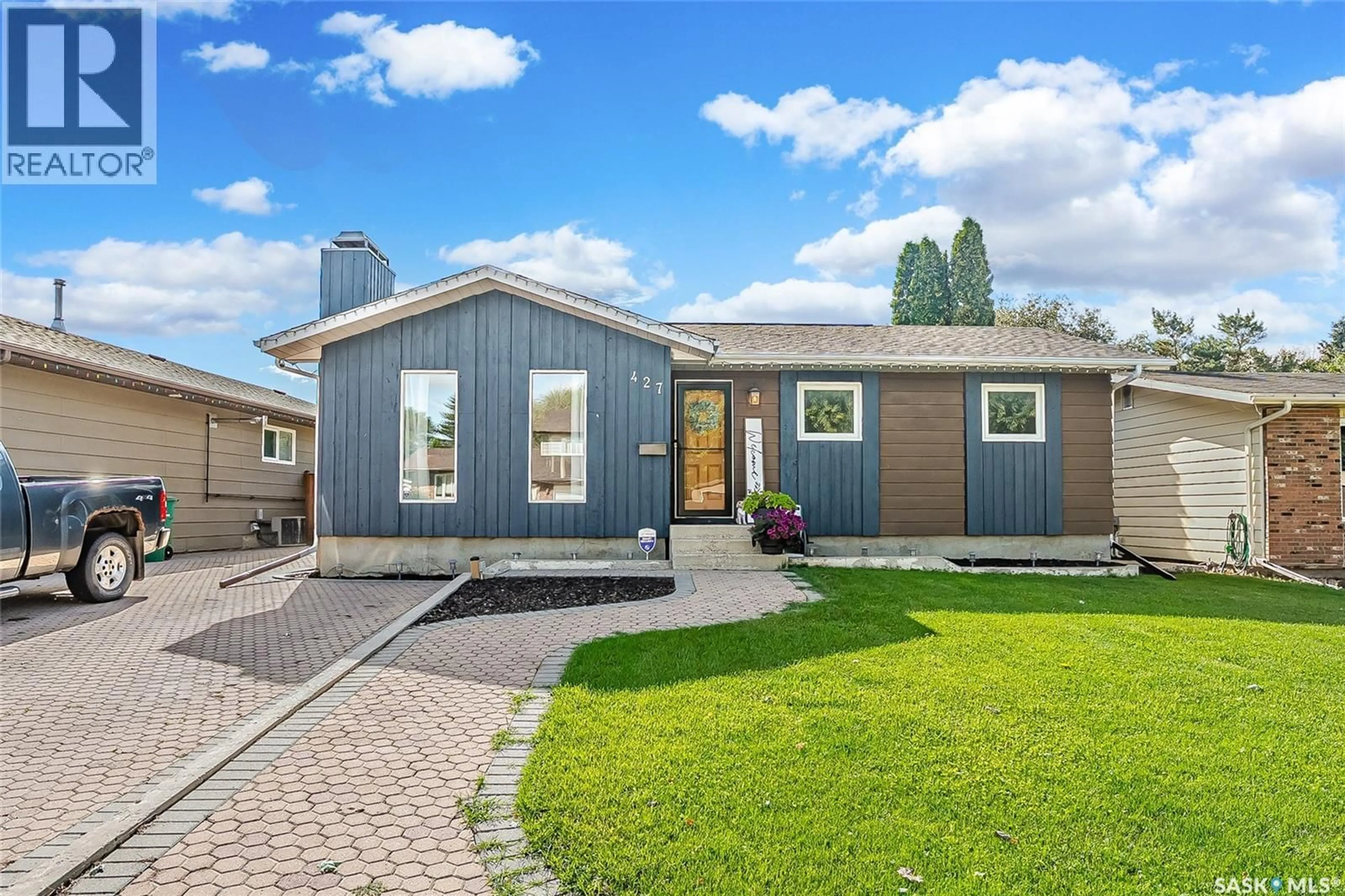 Home with vinyl exterior material, street for 427 SMITH CRESCENT, Saskatoon Saskatchewan S7M5A8