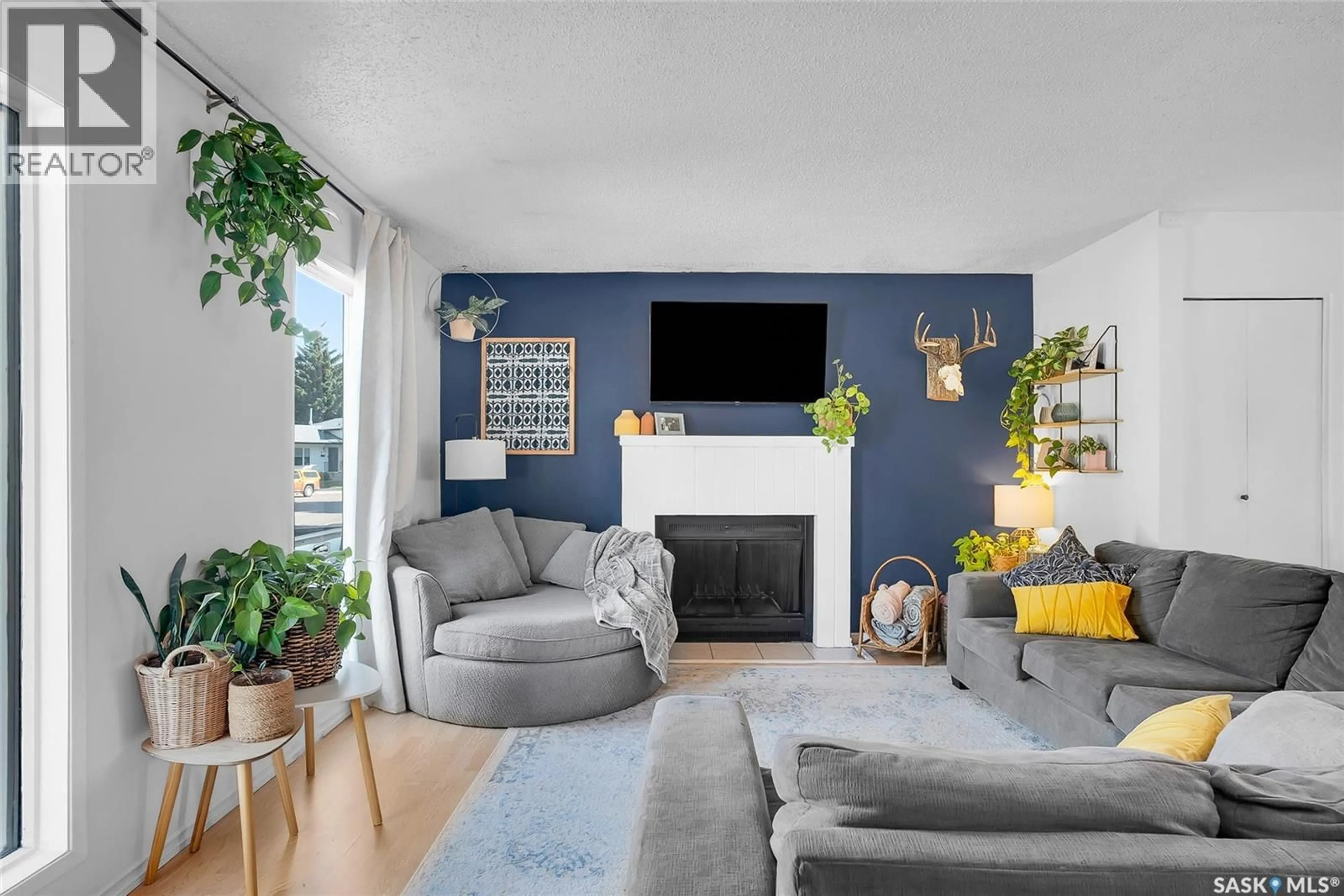 Living room with furniture, unknown for 427 SMITH CRESCENT, Saskatoon Saskatchewan S7M5A8