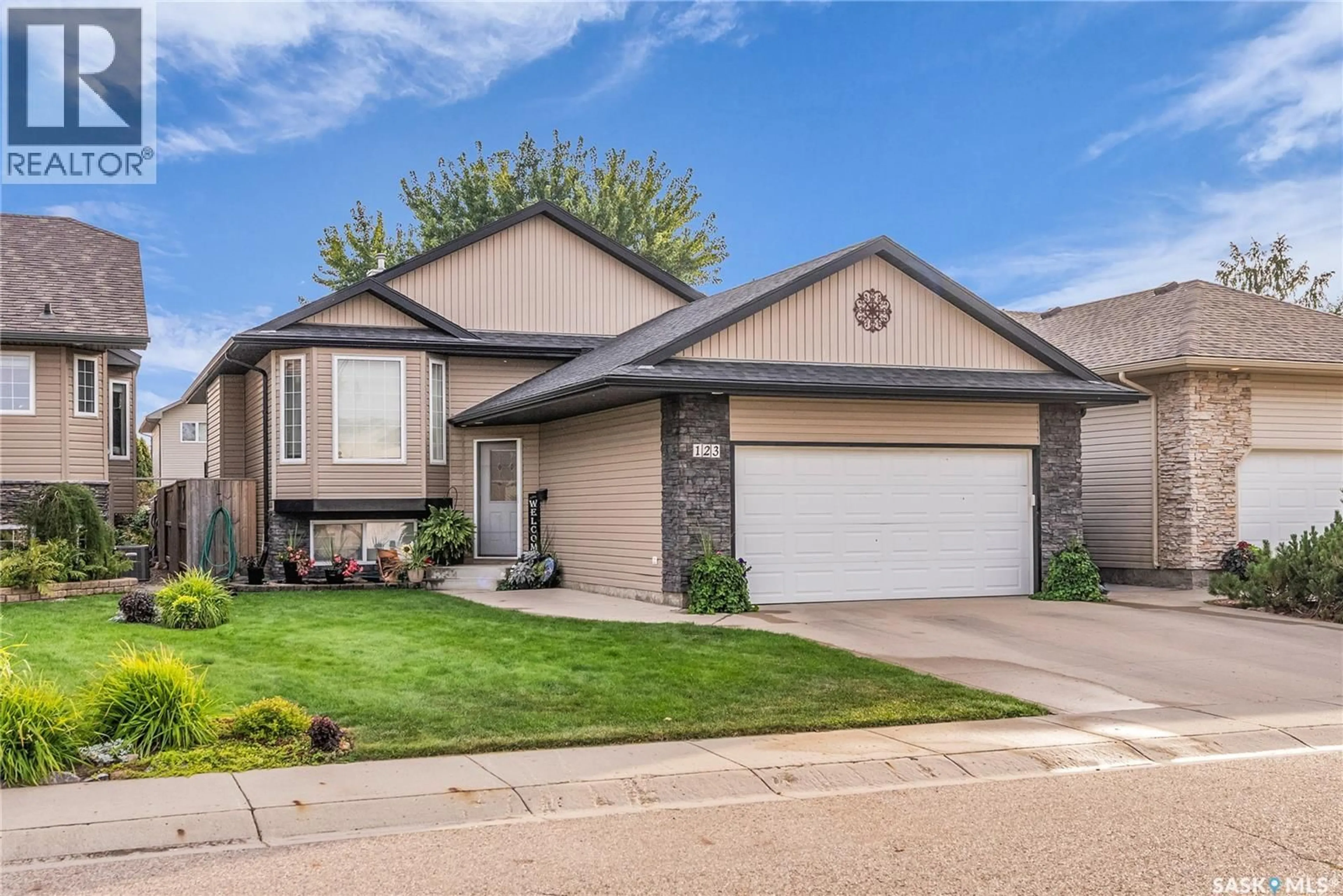 Home with vinyl exterior material, street for 123 MARTIN CRESCENT, Saskatoon Saskatchewan S7T0A1