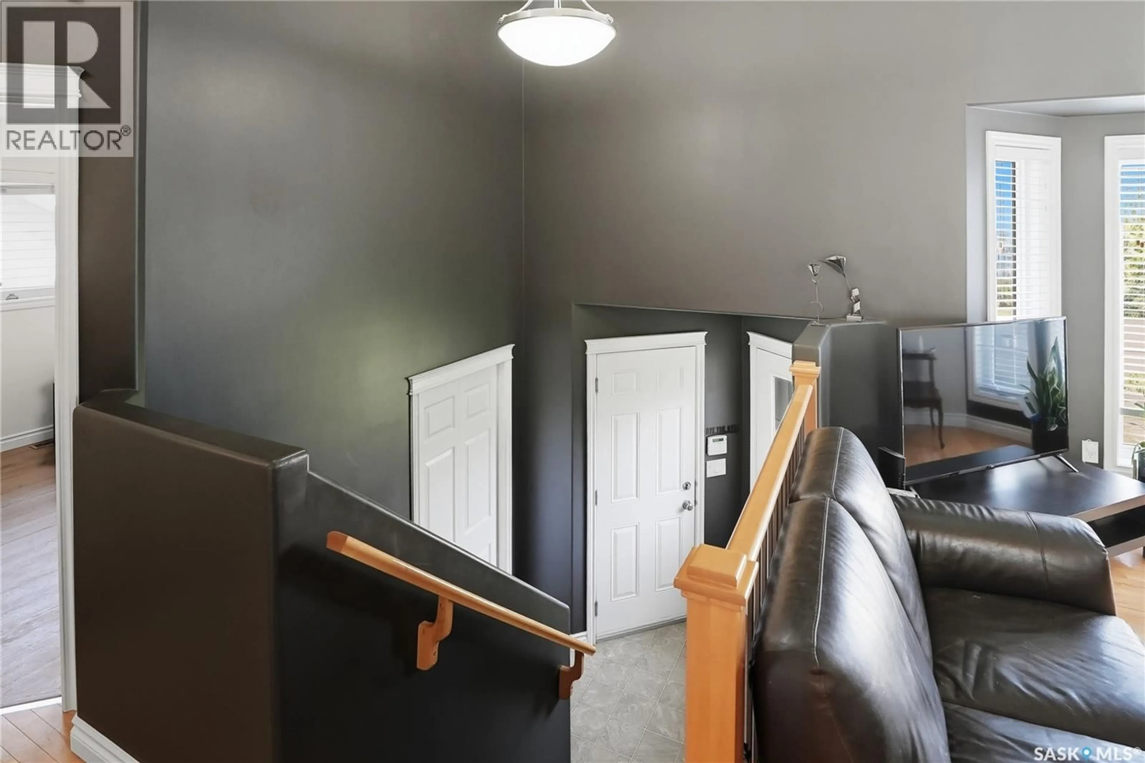 Indoor foyer for 123 MARTIN CRESCENT, Saskatoon Saskatchewan S7T0A1
