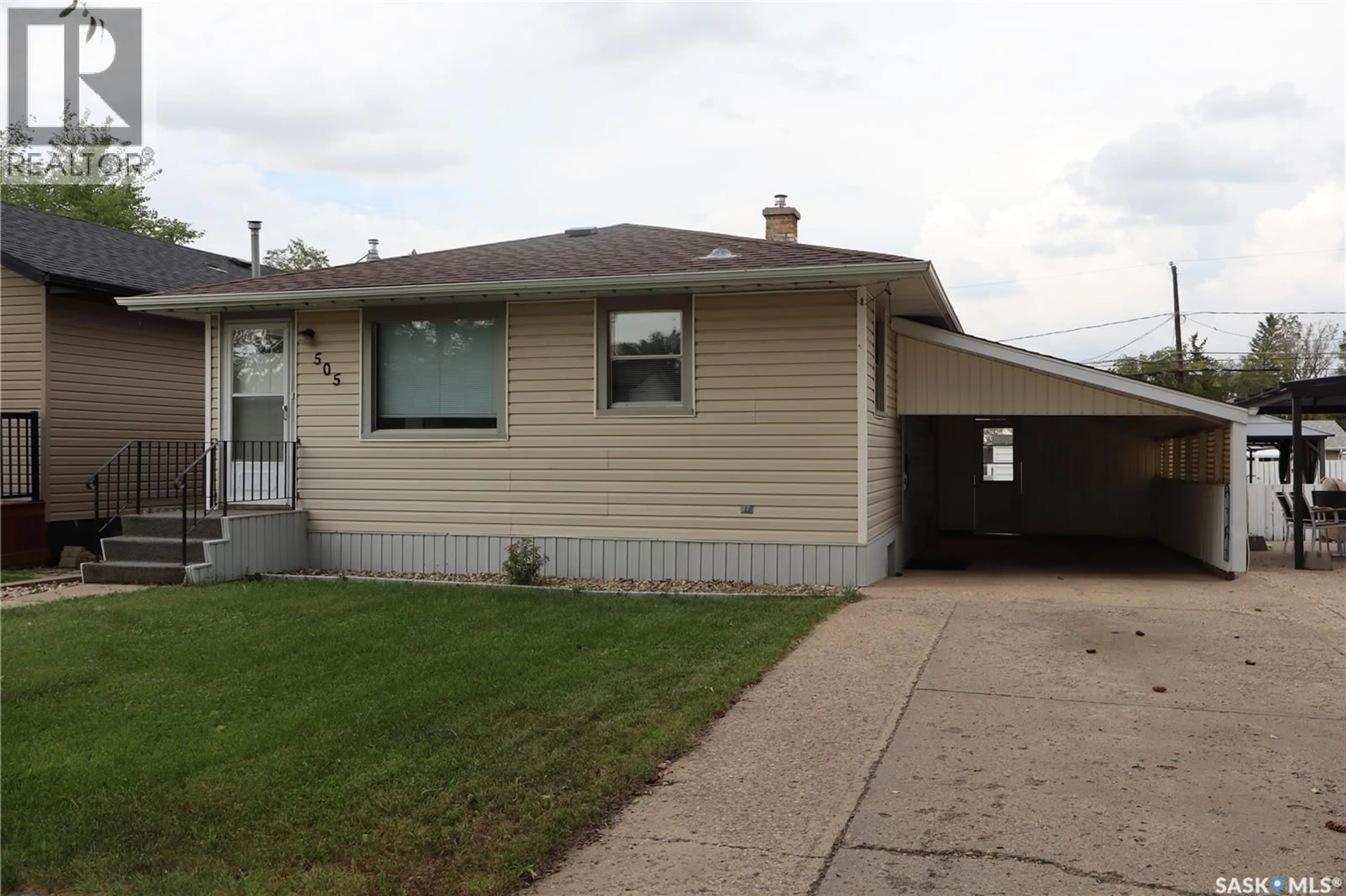 Home with vinyl exterior material, street for 505 2ND AVENUE, Assiniboia Saskatchewan S0H0B0