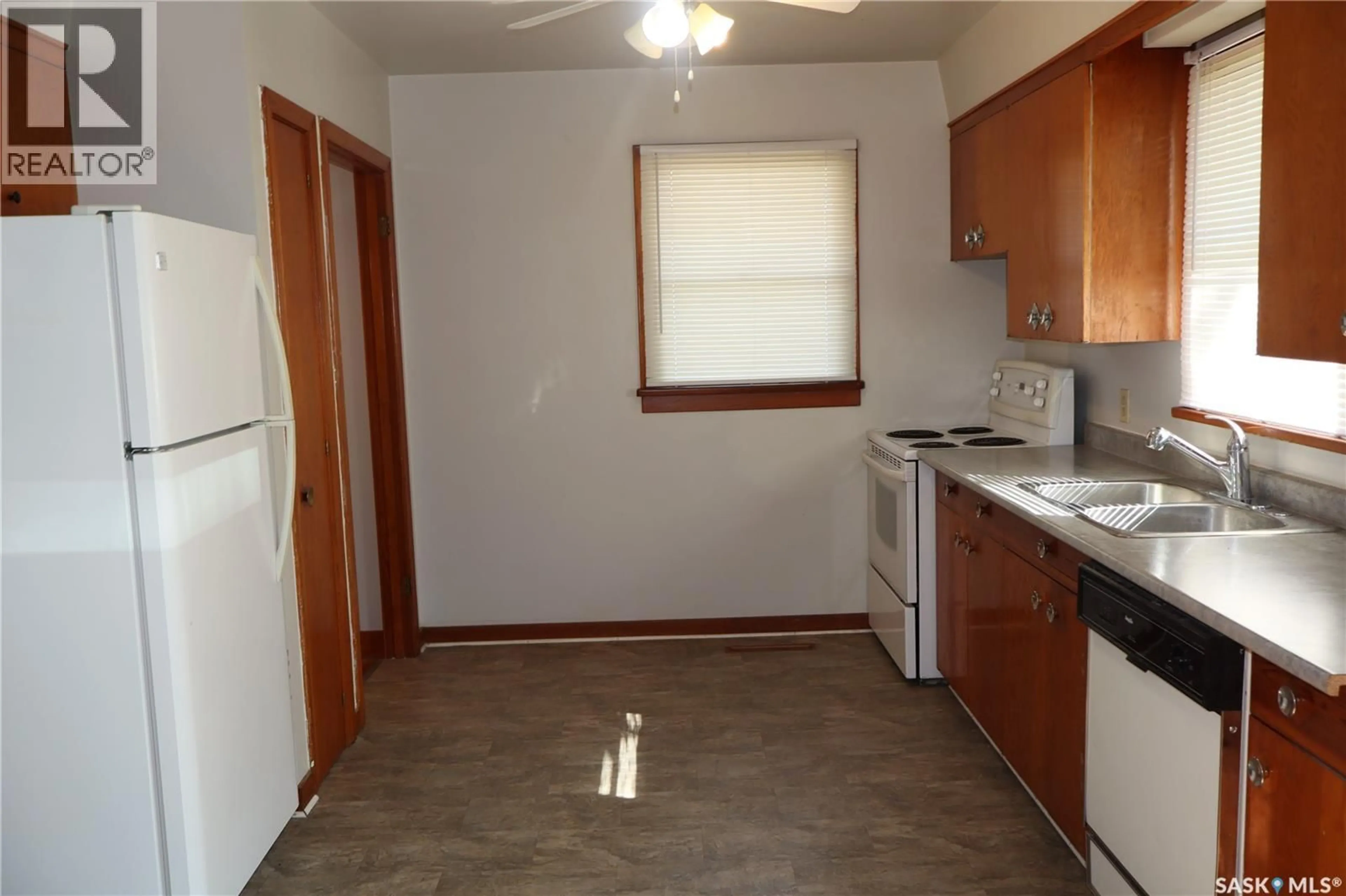 Standard kitchen, unknown for 505 2ND AVENUE, Assiniboia Saskatchewan S0H0B0