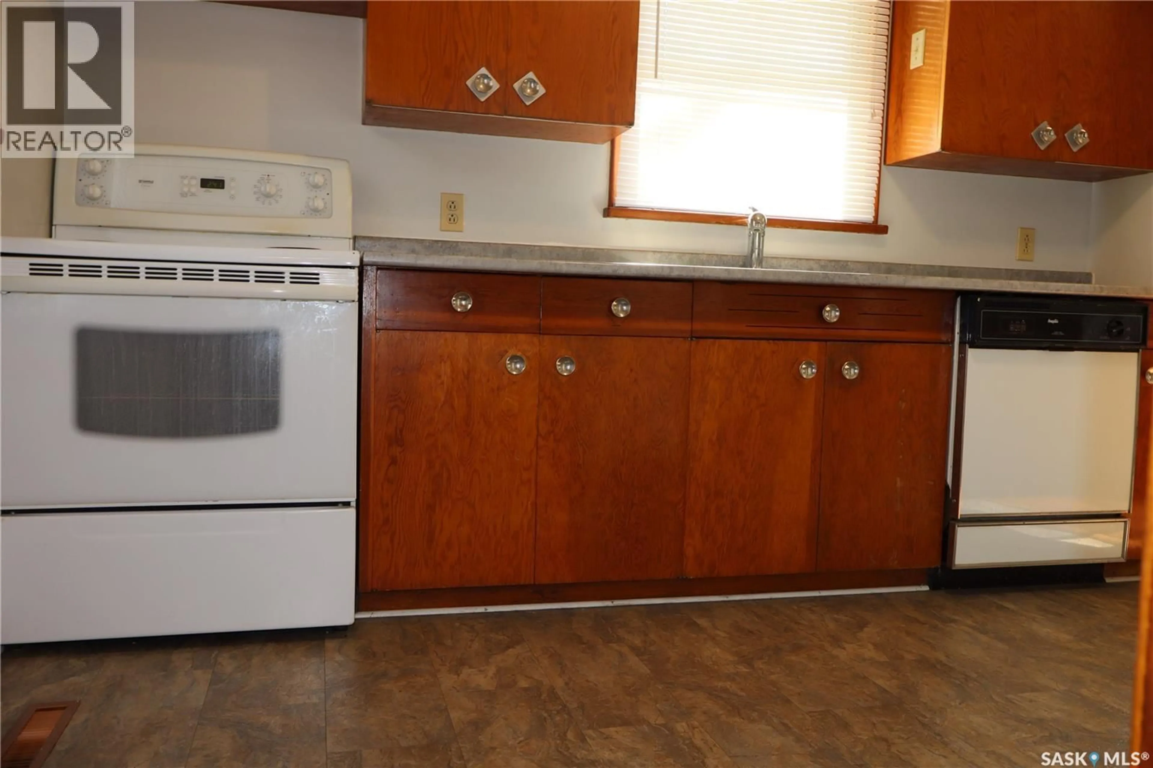 Standard kitchen, unknown for 505 2ND AVENUE, Assiniboia Saskatchewan S0H0B0