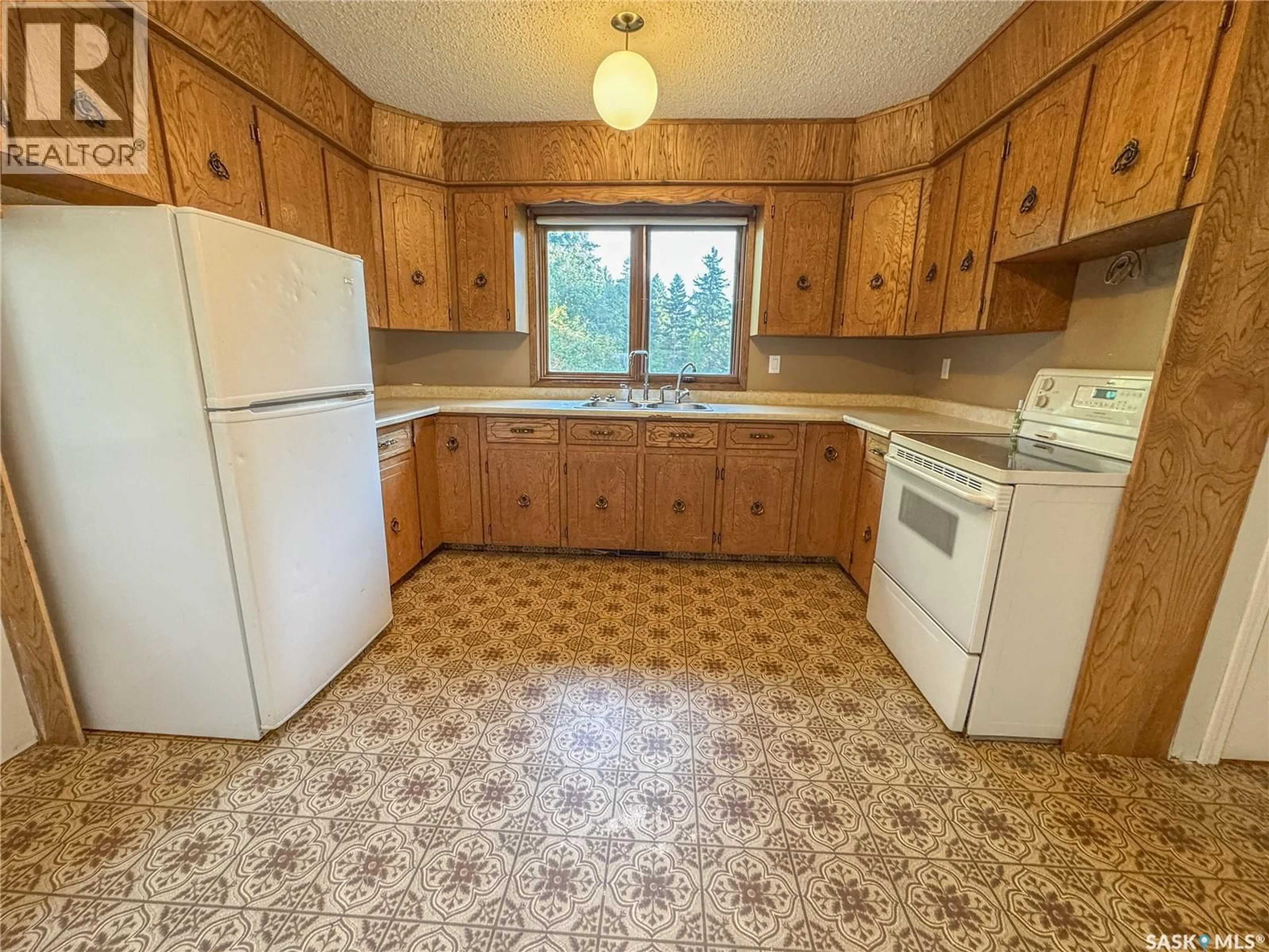 Standard kitchen, unknown for 920 EDEN STREET, Indian Head Saskatchewan S0G2K0