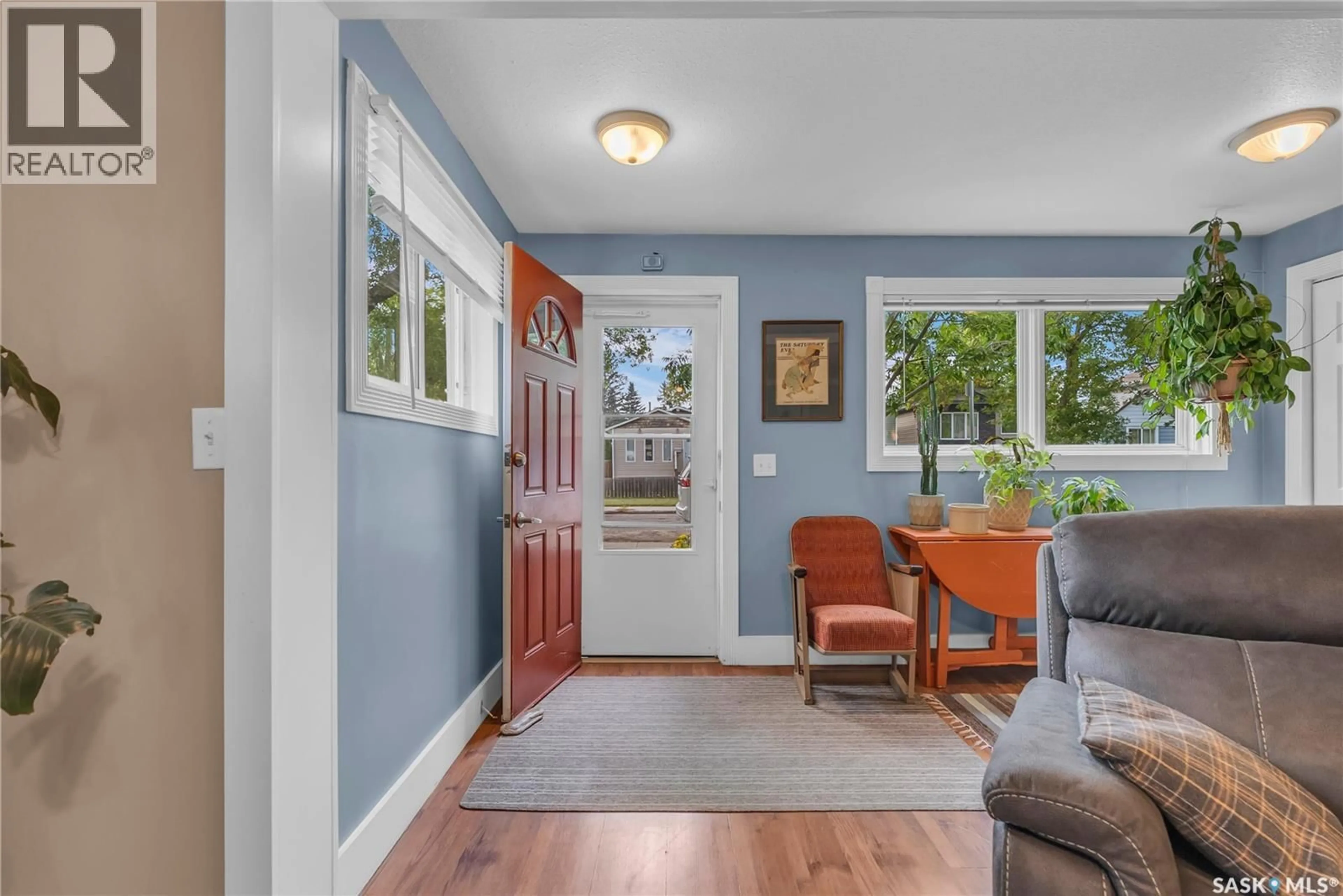 Indoor entryway for 918 L AVENUE, Saskatoon Saskatchewan S7M2J3