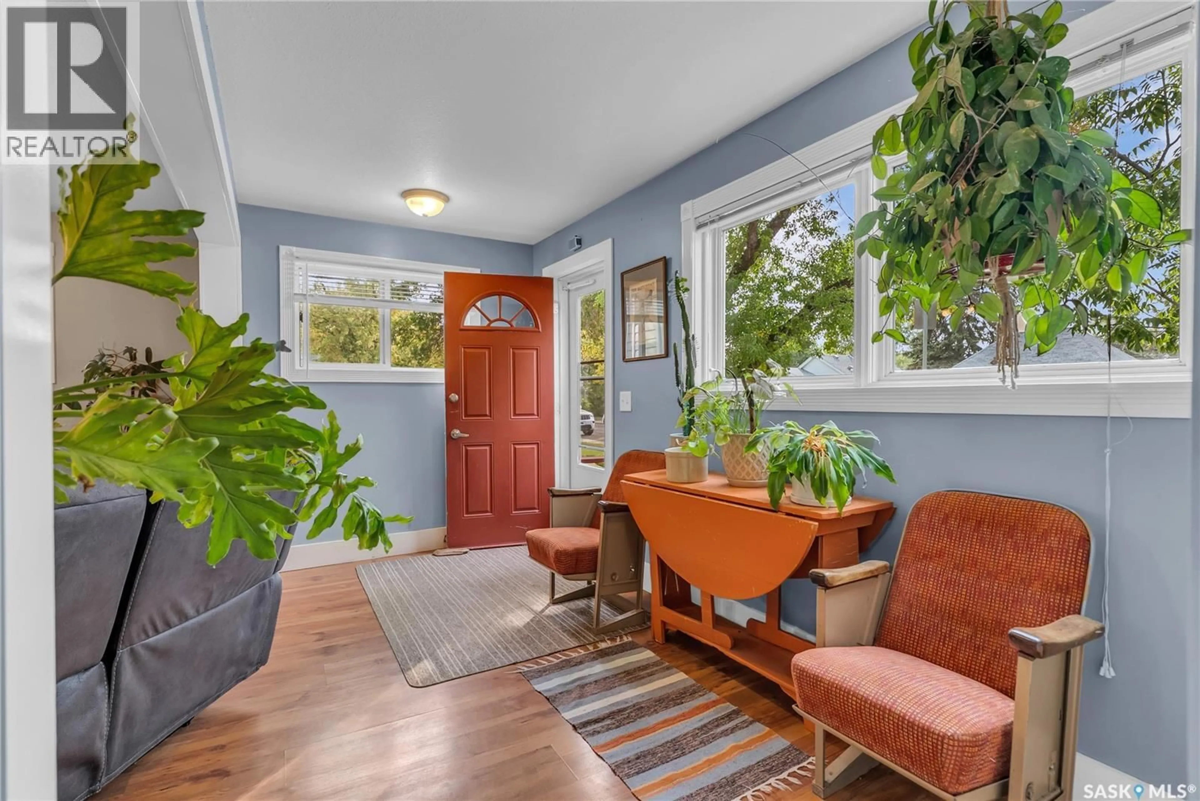 Indoor entryway for 918 L AVENUE, Saskatoon Saskatchewan S7M2J3