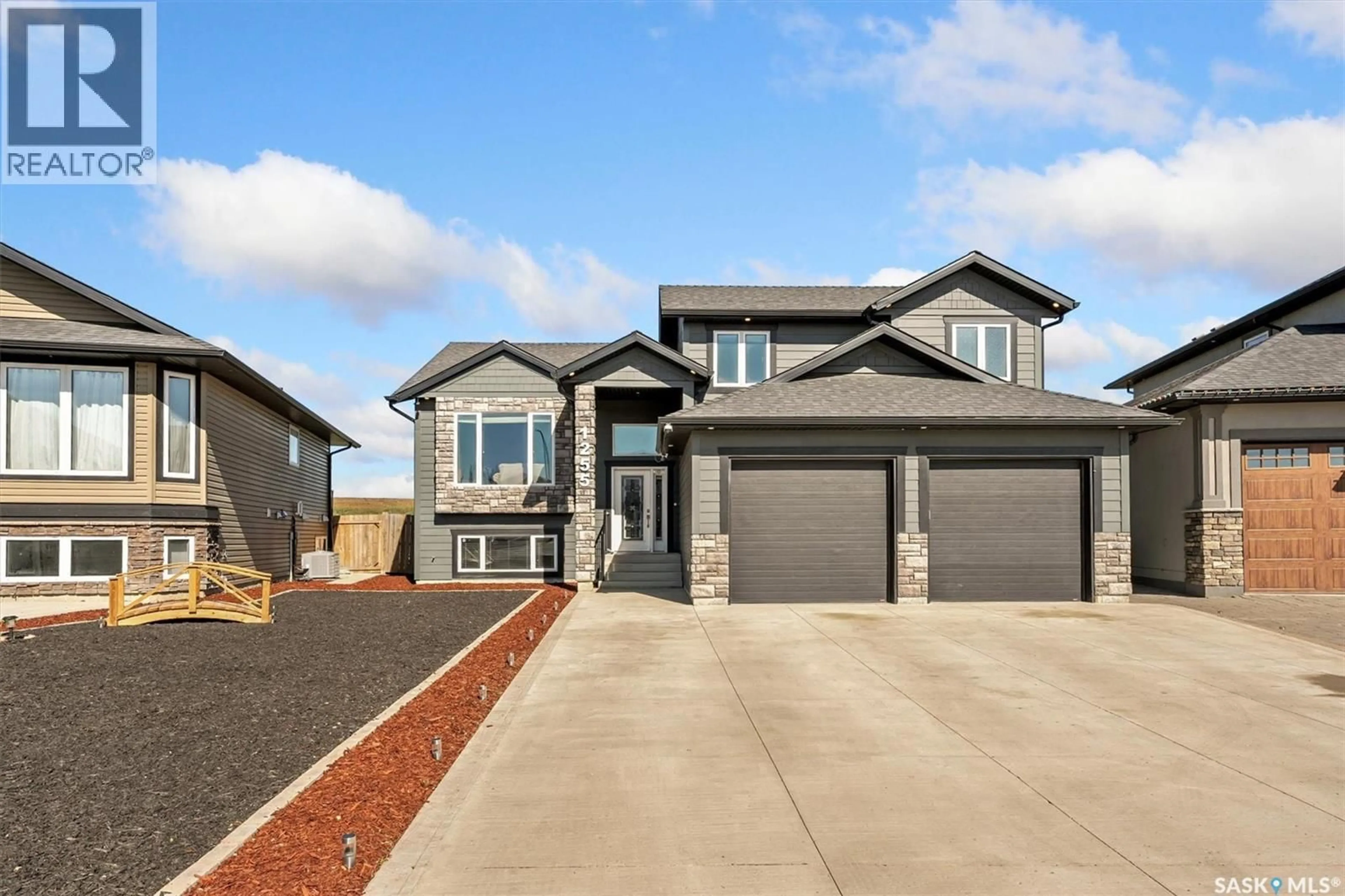 Home with vinyl exterior material, street for 1255 HARGREAVES WAY, Saskatoon Saskatchewan S7L0A1