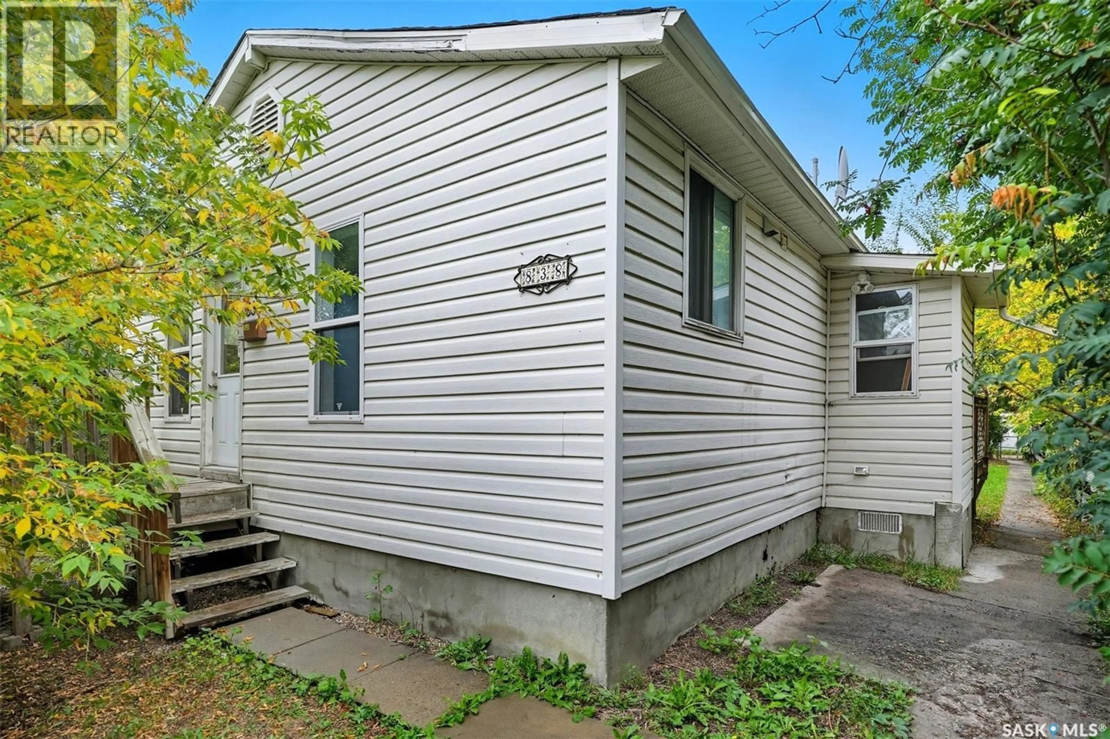 Home with vinyl exterior material, street for 838 K AVENUE, Saskatoon Saskatchewan S7L2N1