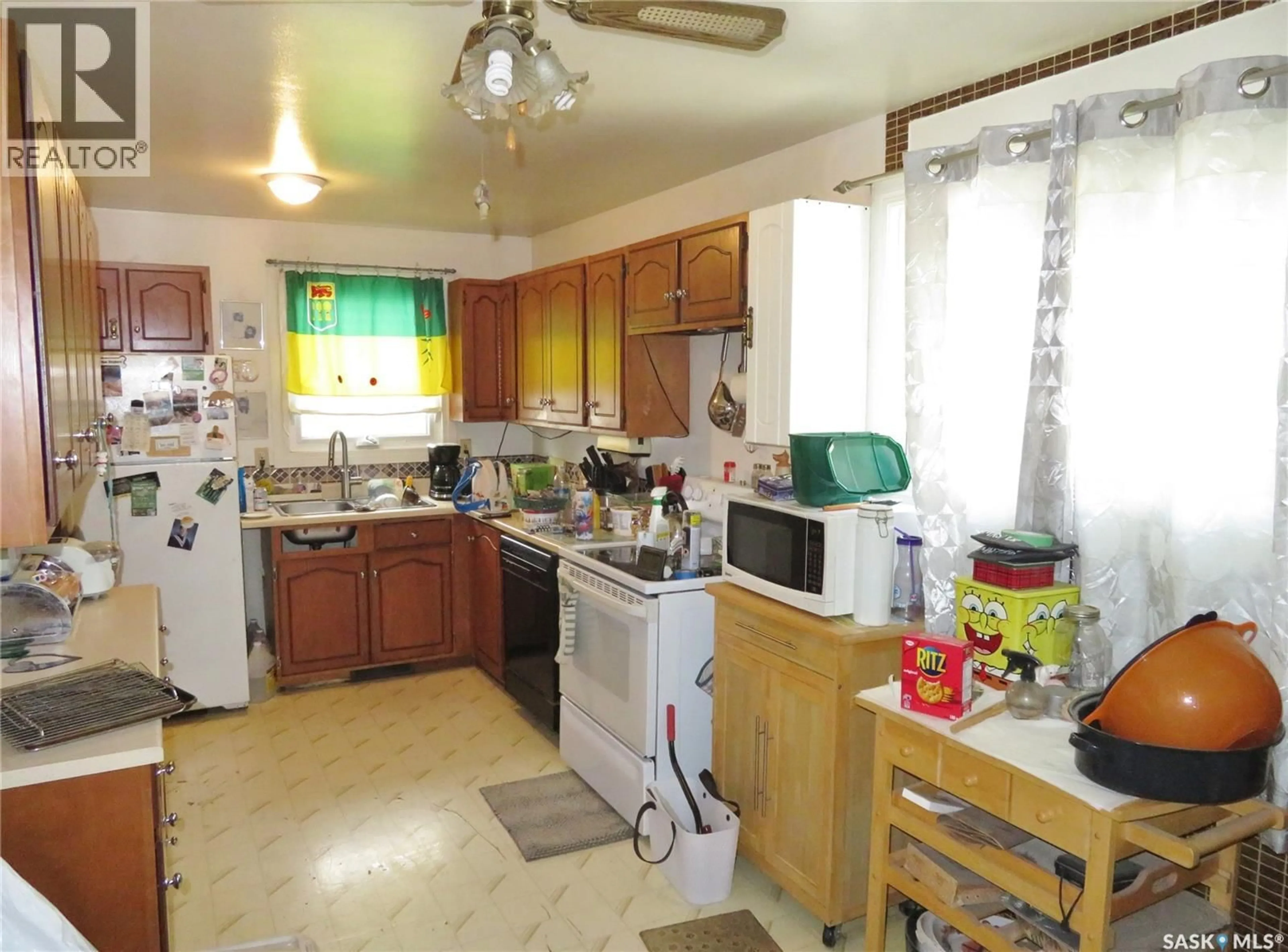 Standard kitchen, unknown for 933 MACKLEM DRIVE, Saskatoon Saskatchewan S7L4R7