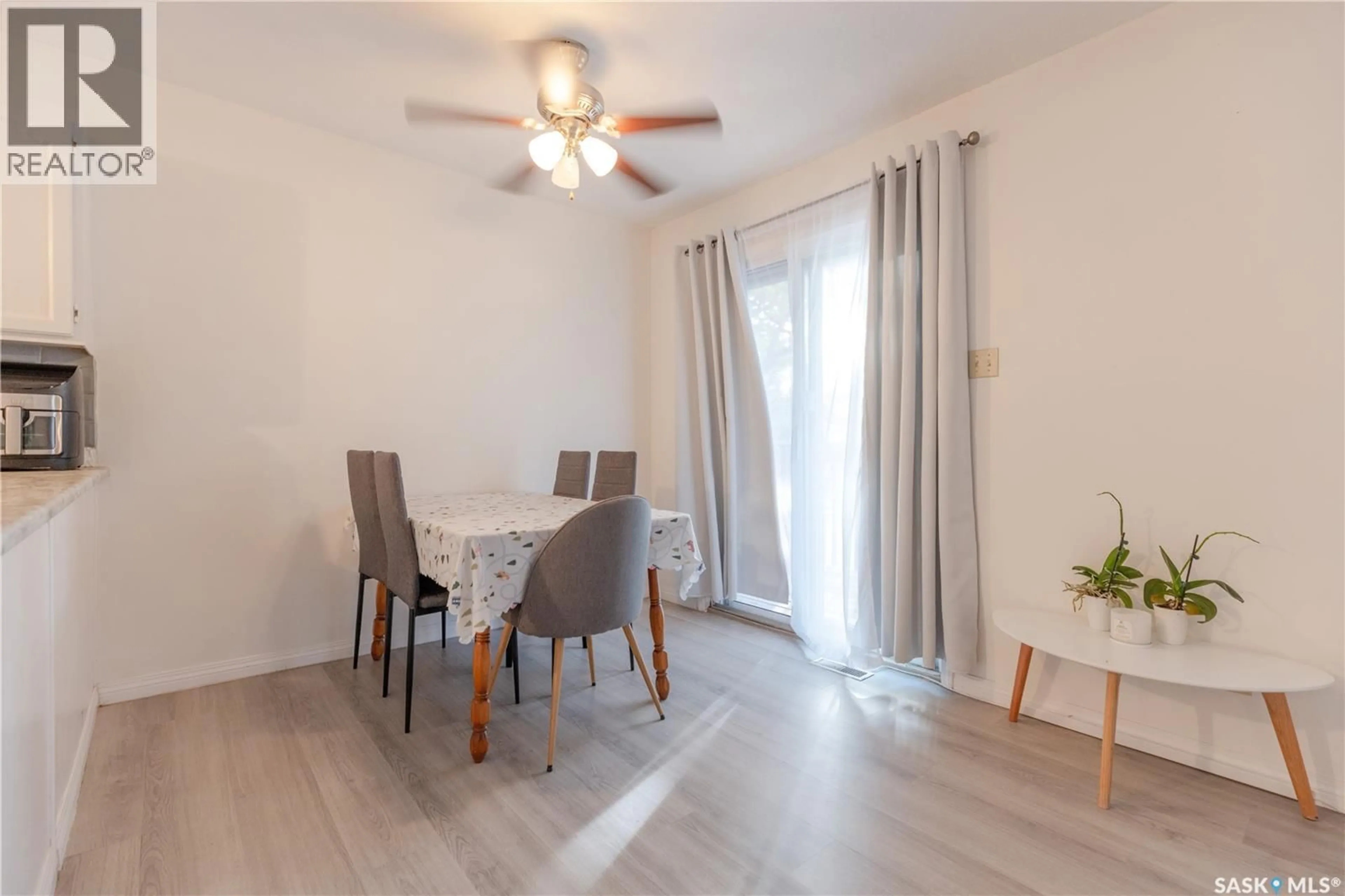 Dining room, wood/laminate floor for 220-222 V AVENUE, Saskatoon Saskatchewan S7L3E6
