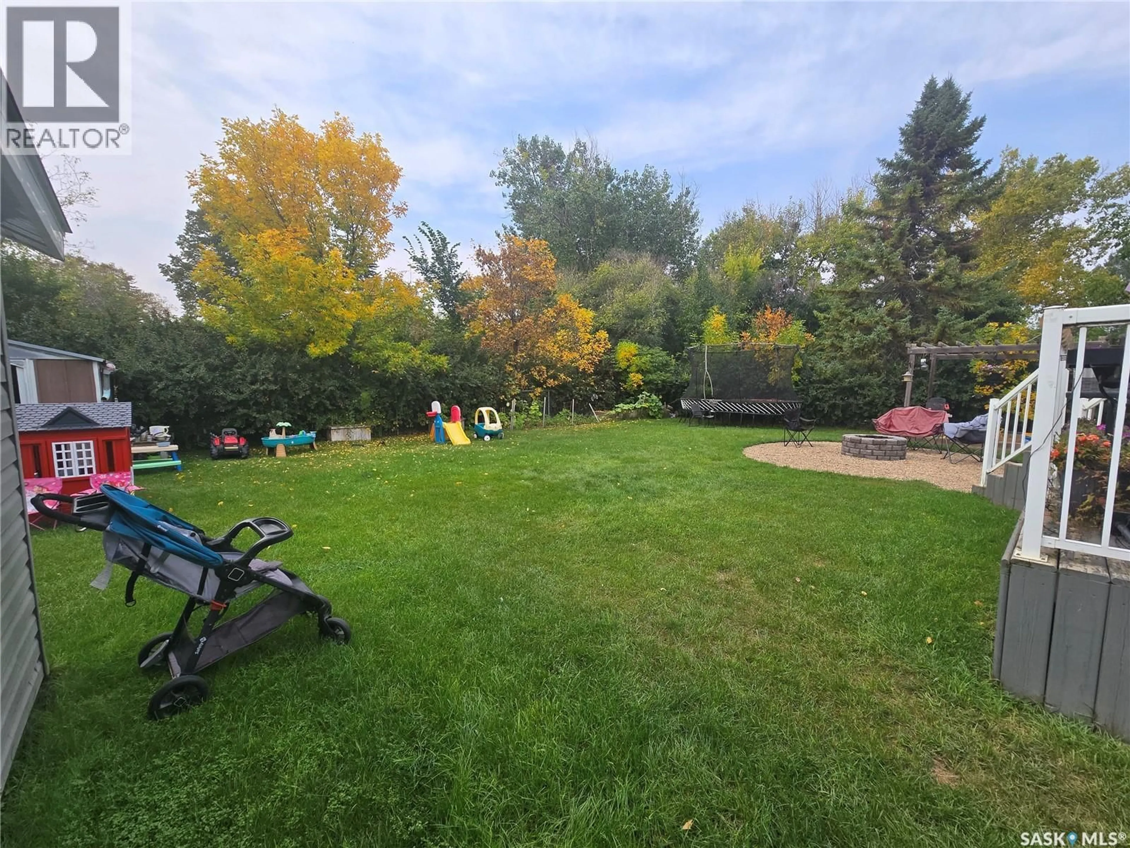 A pic from outside/outdoor area/front of a property/back of a property/a pic from drone, unknown for 320 RUSSELL STREET, Stoughton Saskatchewan S0G4T0