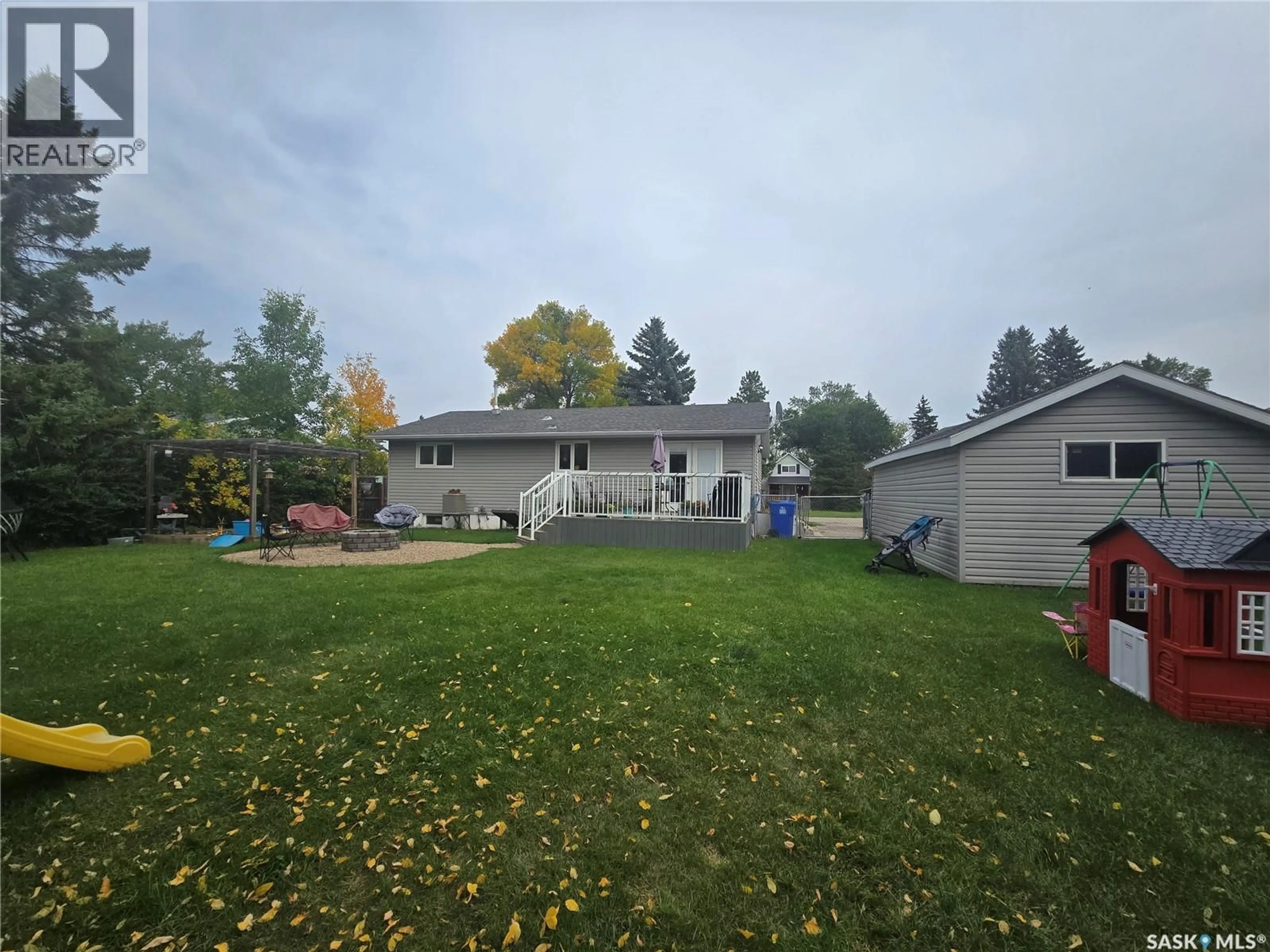 A pic from outside/outdoor area/front of a property/back of a property/a pic from drone, unknown for 320 RUSSELL STREET, Stoughton Saskatchewan S0G4T0