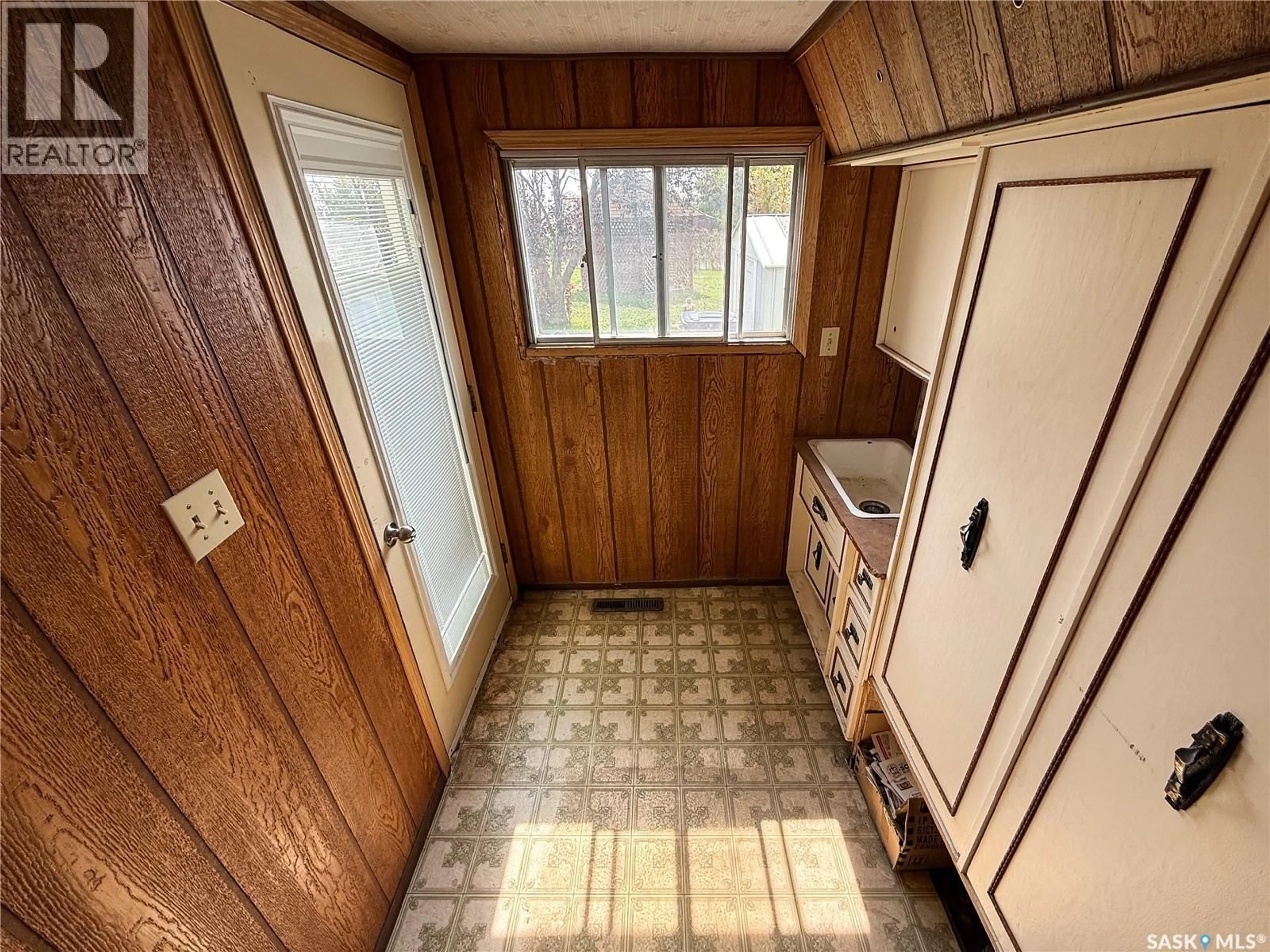 Indoor entryway for 107 CENTRE STREET, Kincaid Saskatchewan S0H2J0